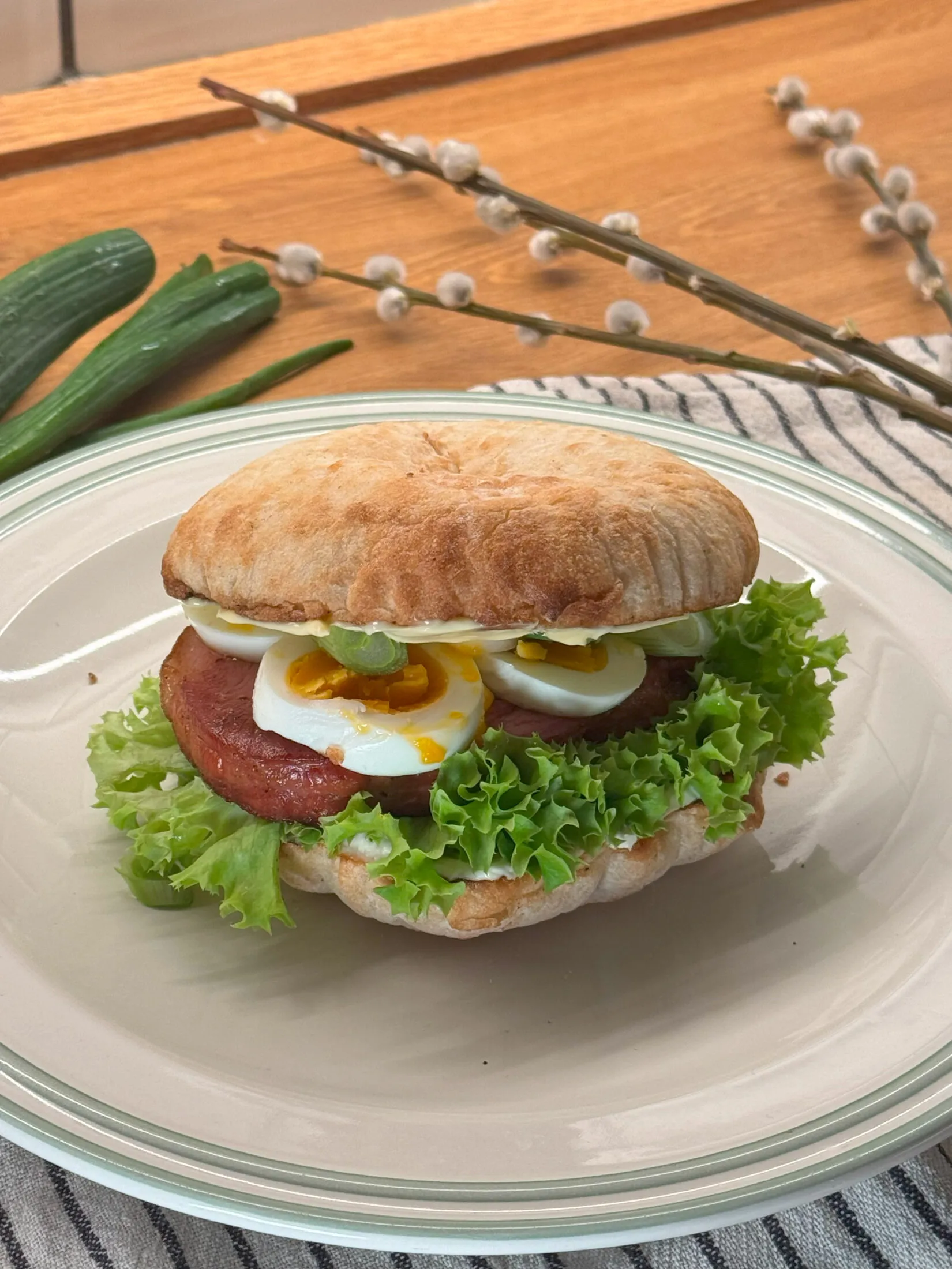 Húsvéti sonkás-tojásos burger