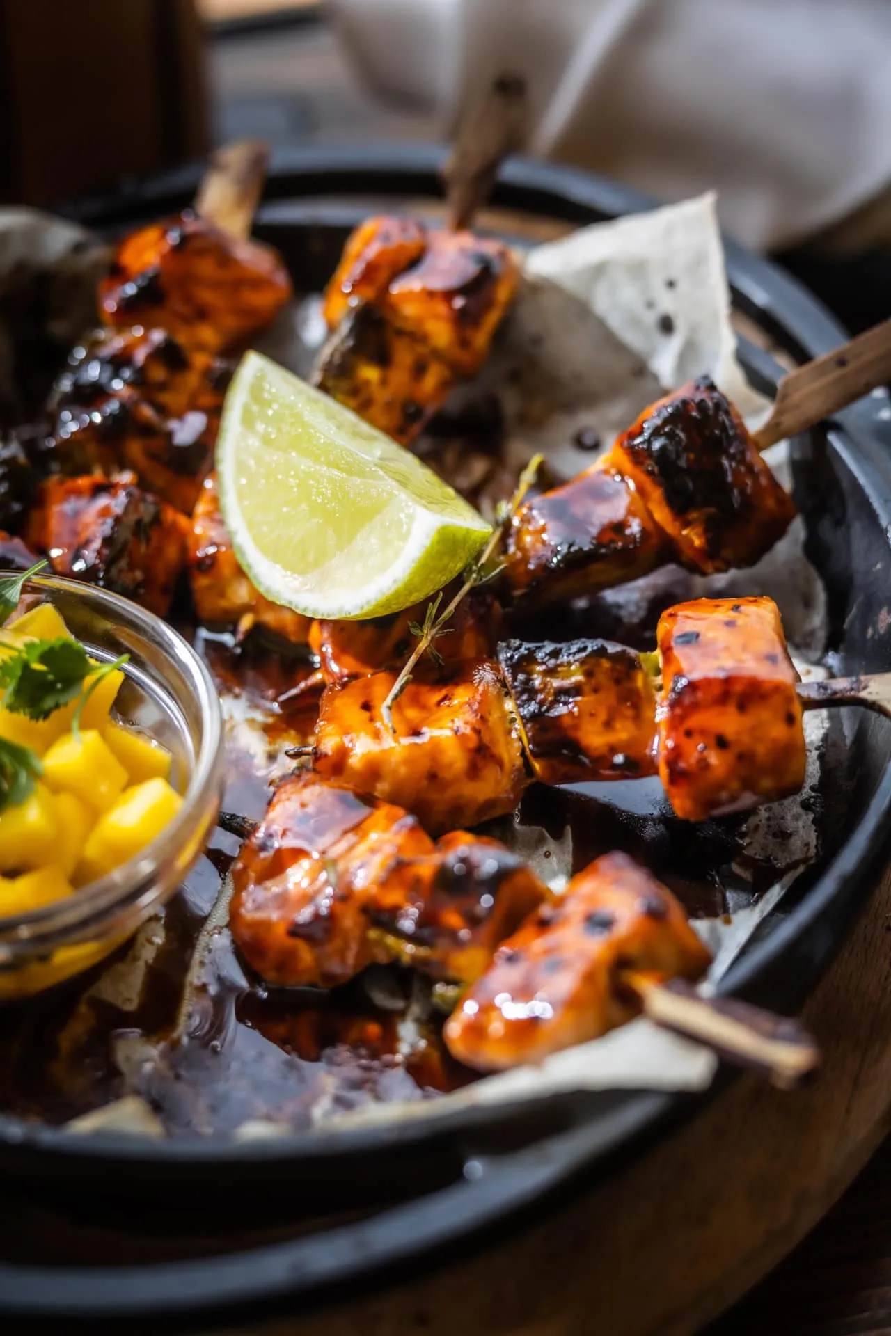 teriyaki lazacnyárs, grillezett avokádó, gyömbéres mangó salsával
