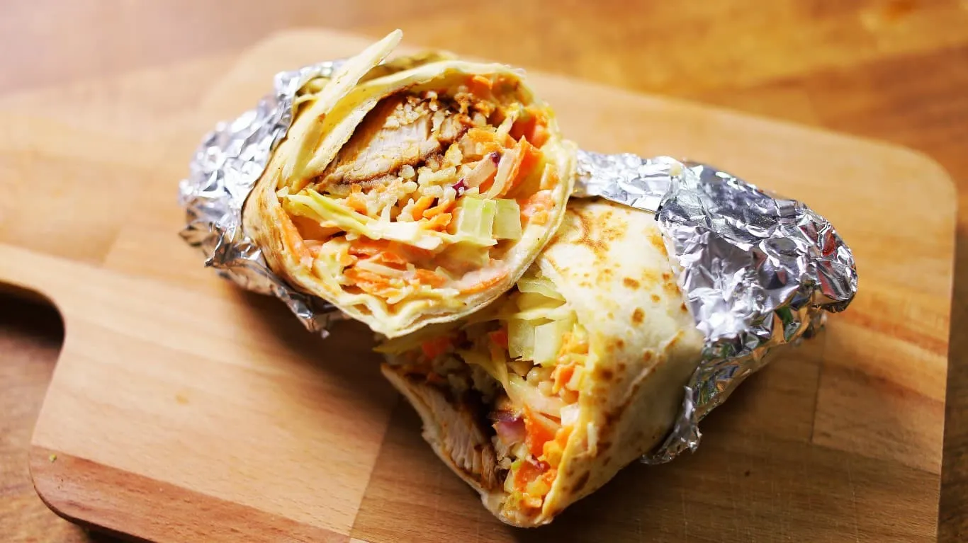 Csirkés tekercs coleslaw salátával