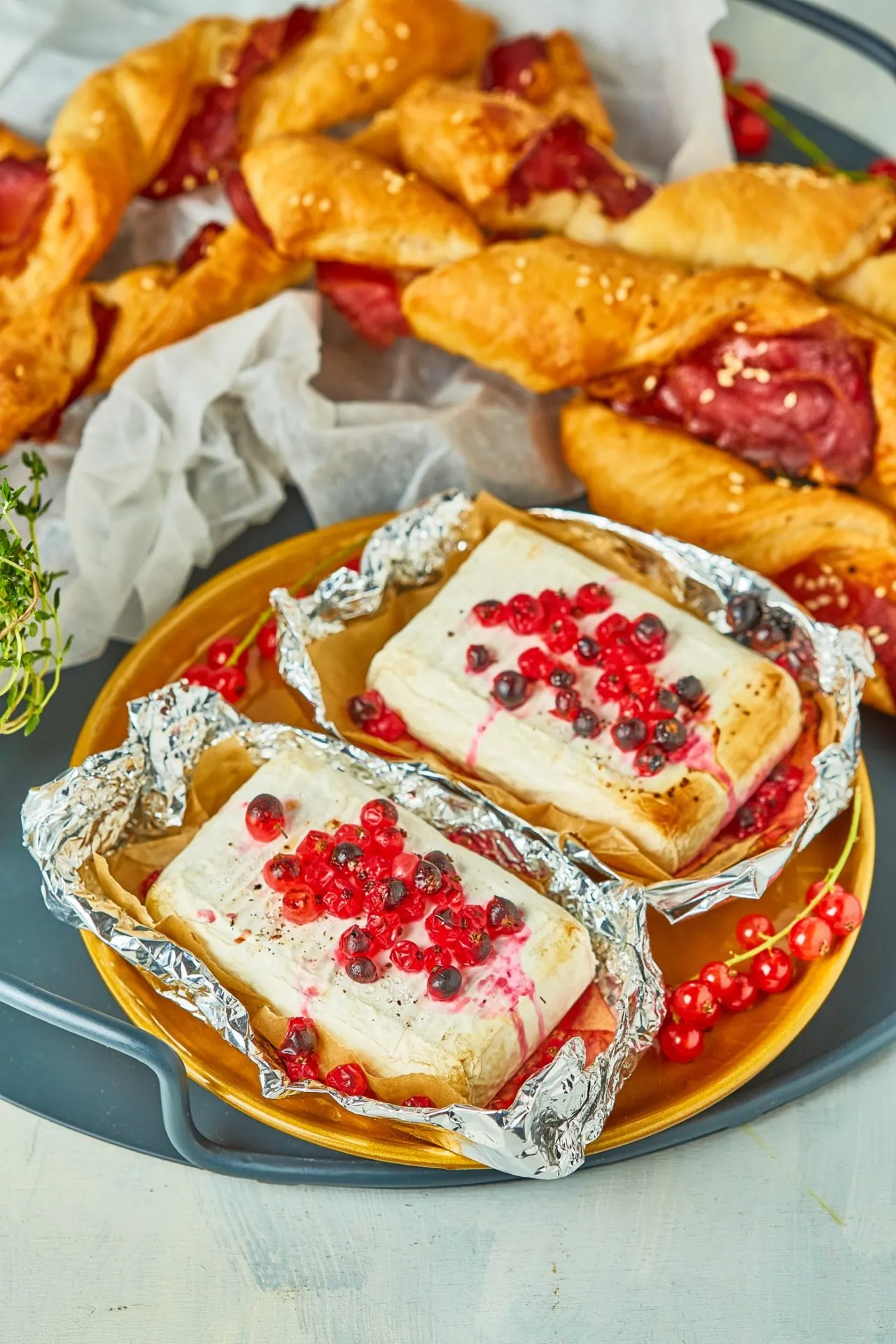 Ribizlis sült camembert kakukkfüves-pármai sonkás twisttel