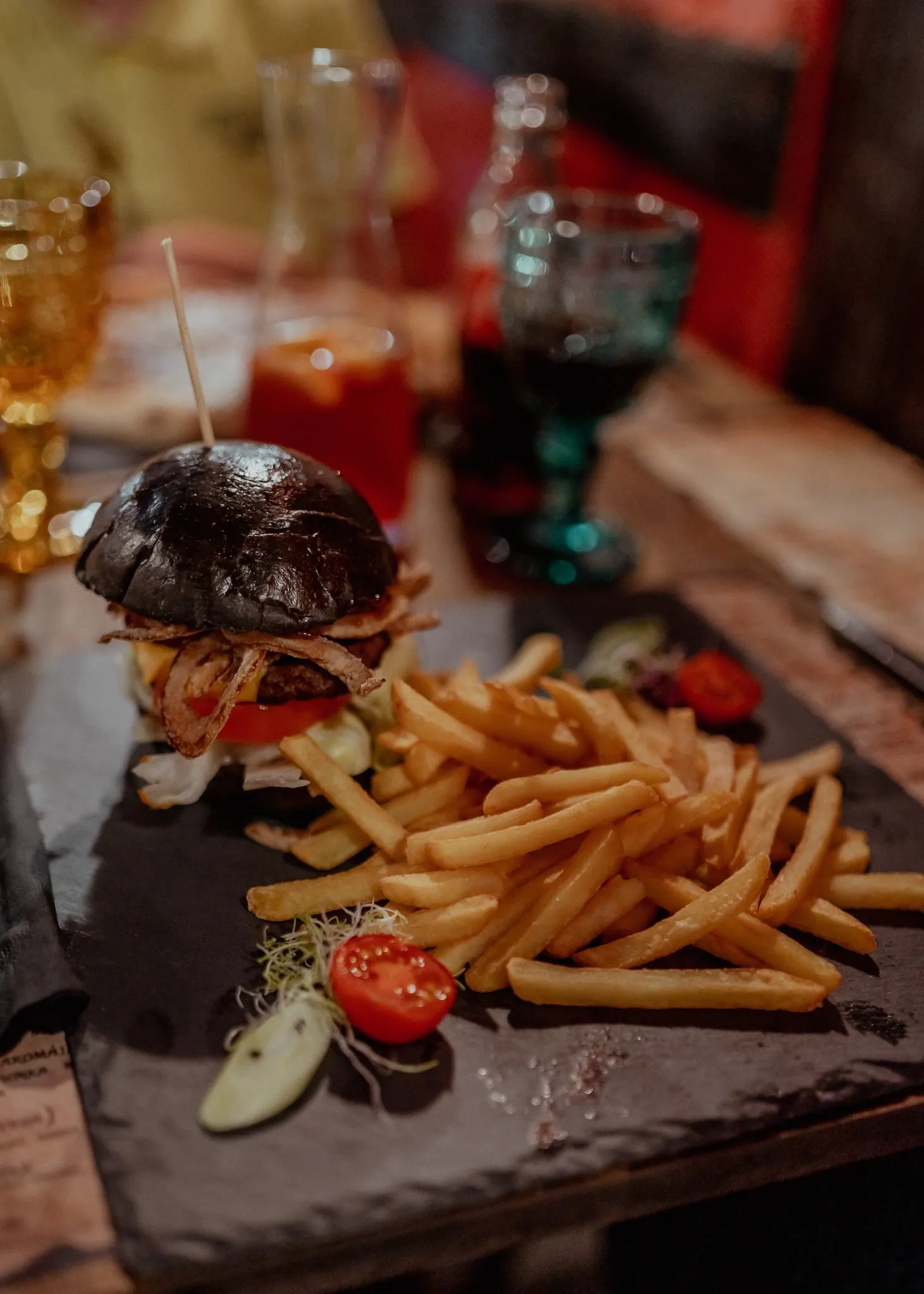 kaloz-etterem-fekete-gyongy-burger-facebook