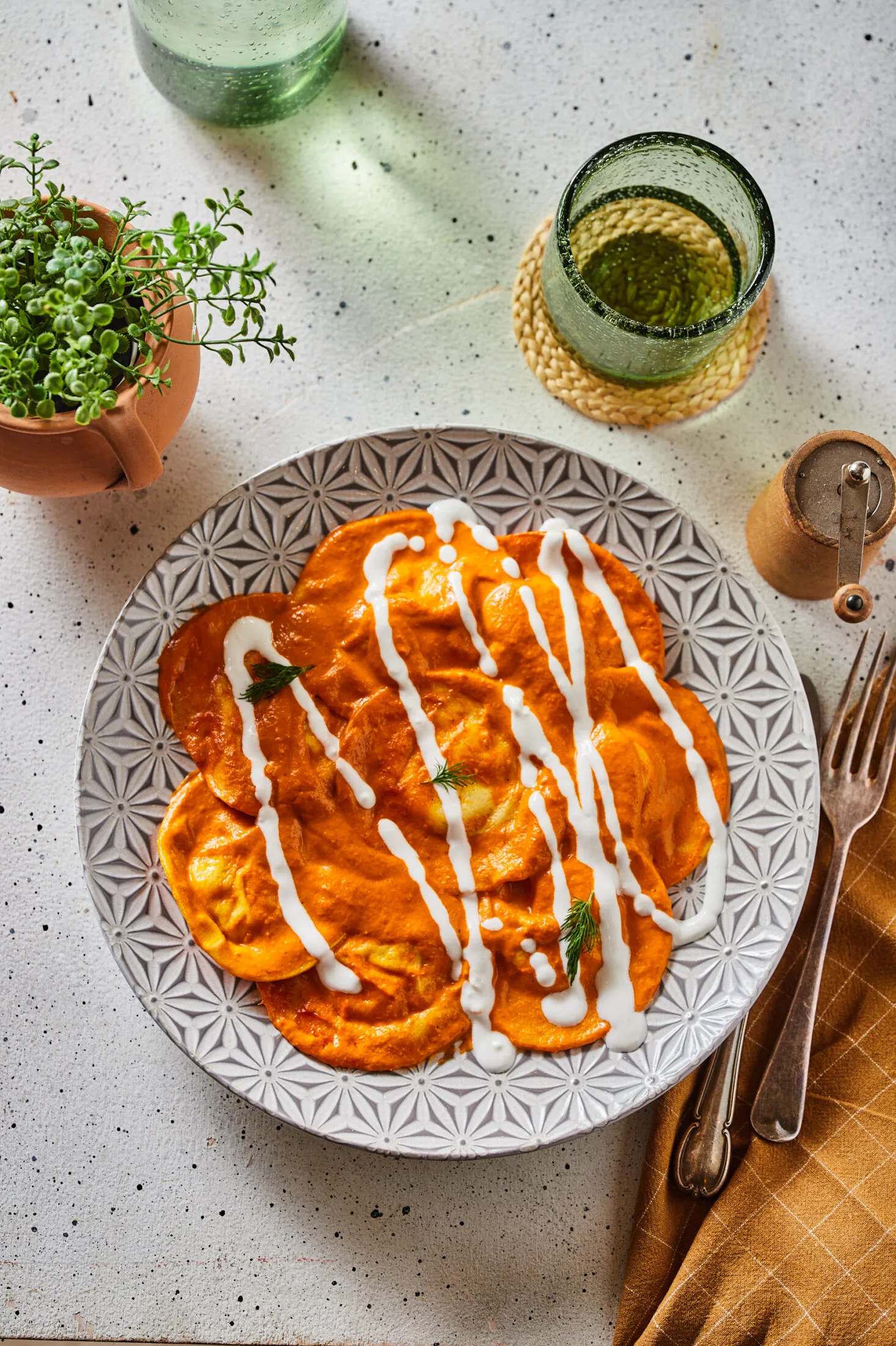 kapros-ricottas-ravioli-ujragondolt-csirkepaprikas-szosszal