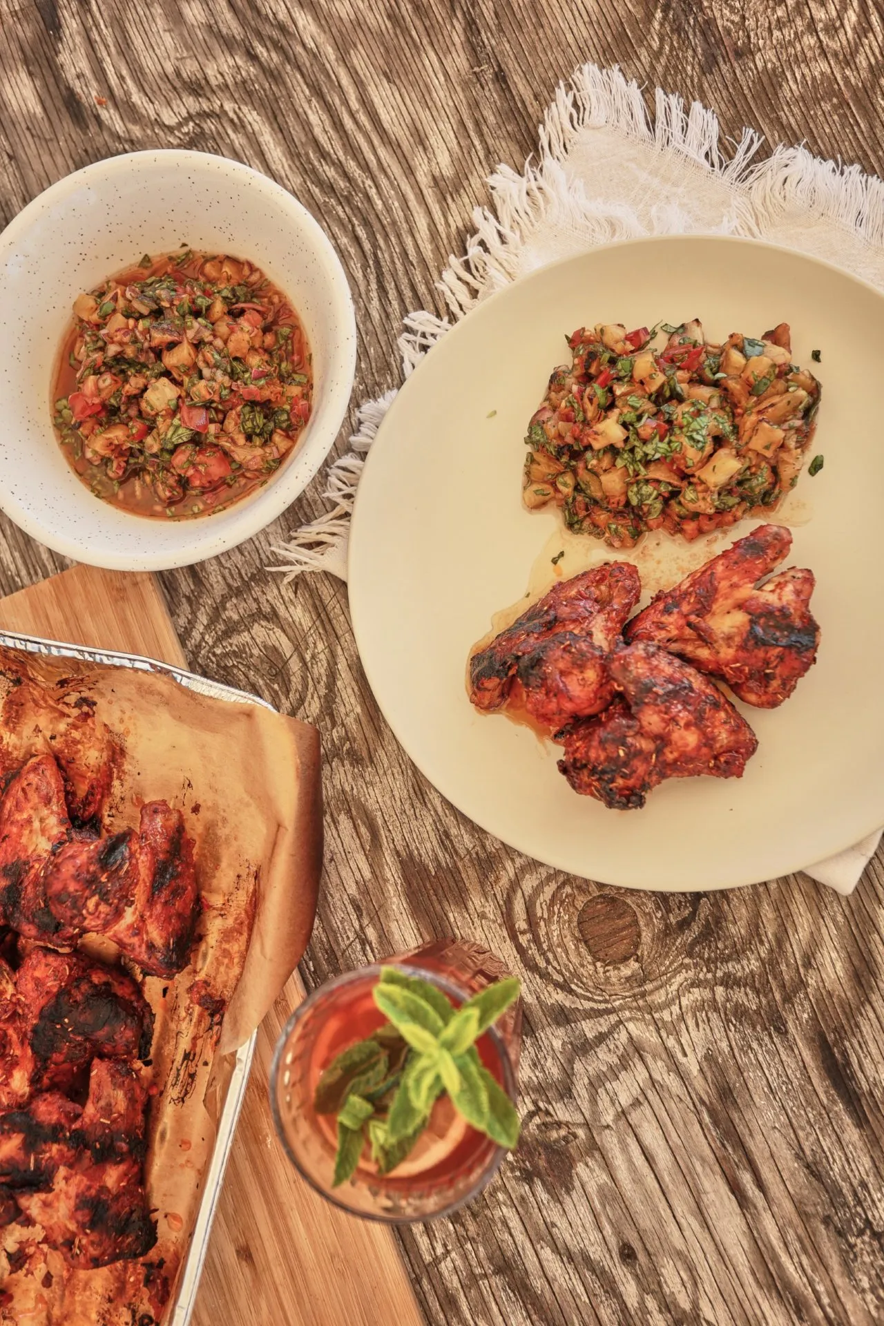 Ketchupos-chilis grillezett csirkeszárny ananászsalsával