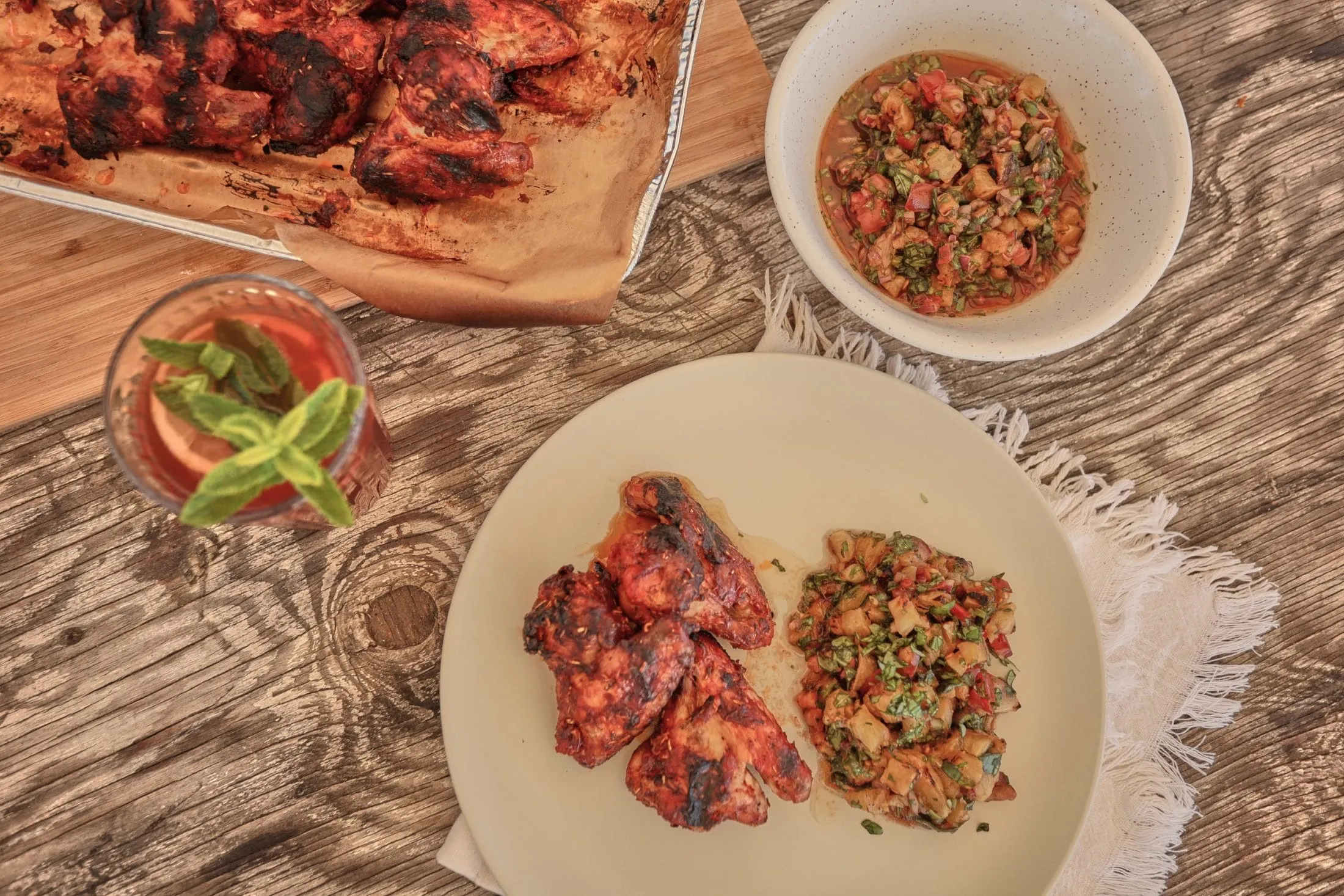 Ketchupos-chilis grillezett csirkeszárny ananászsalsával