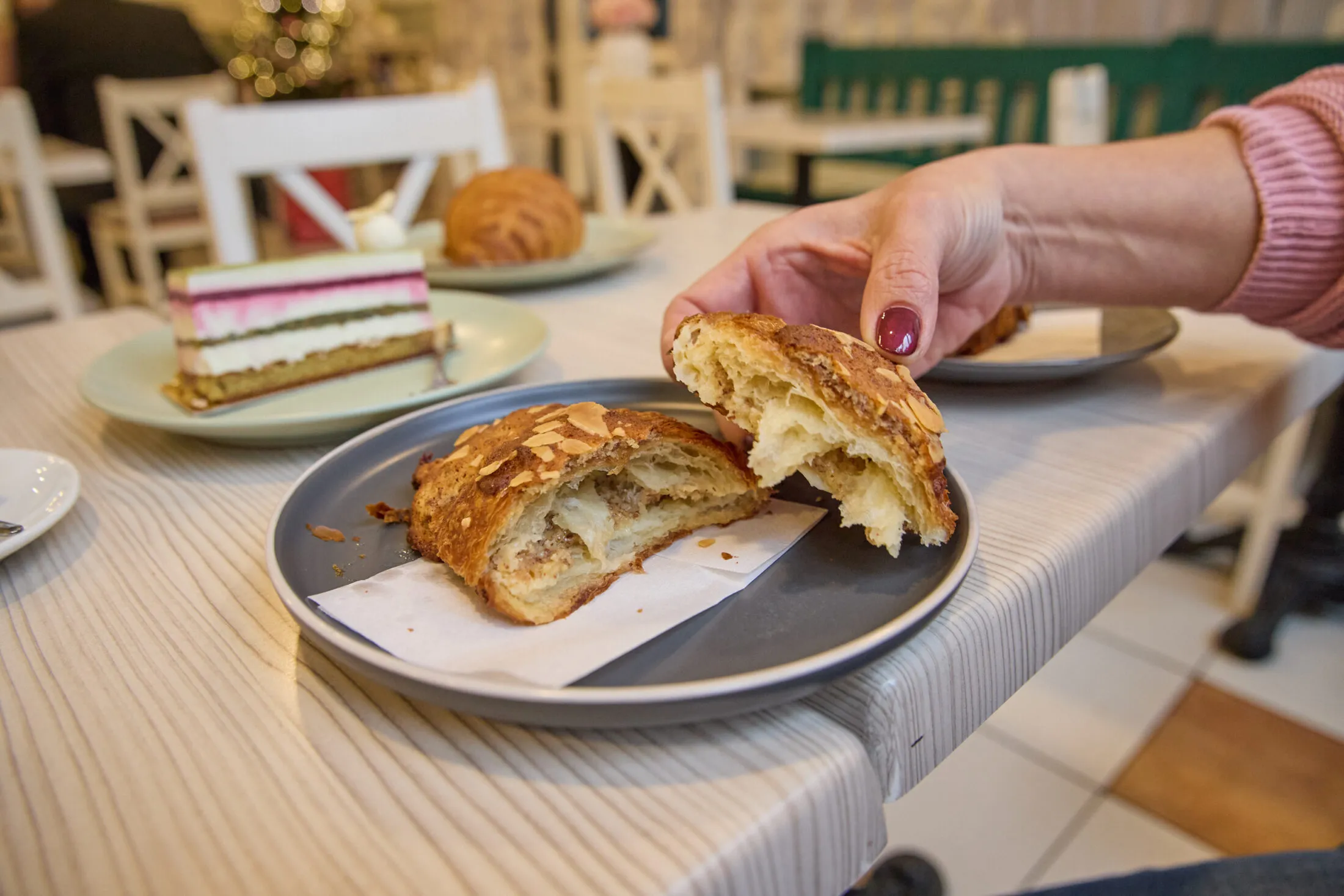 kézműves cukrászda mandulás croissant