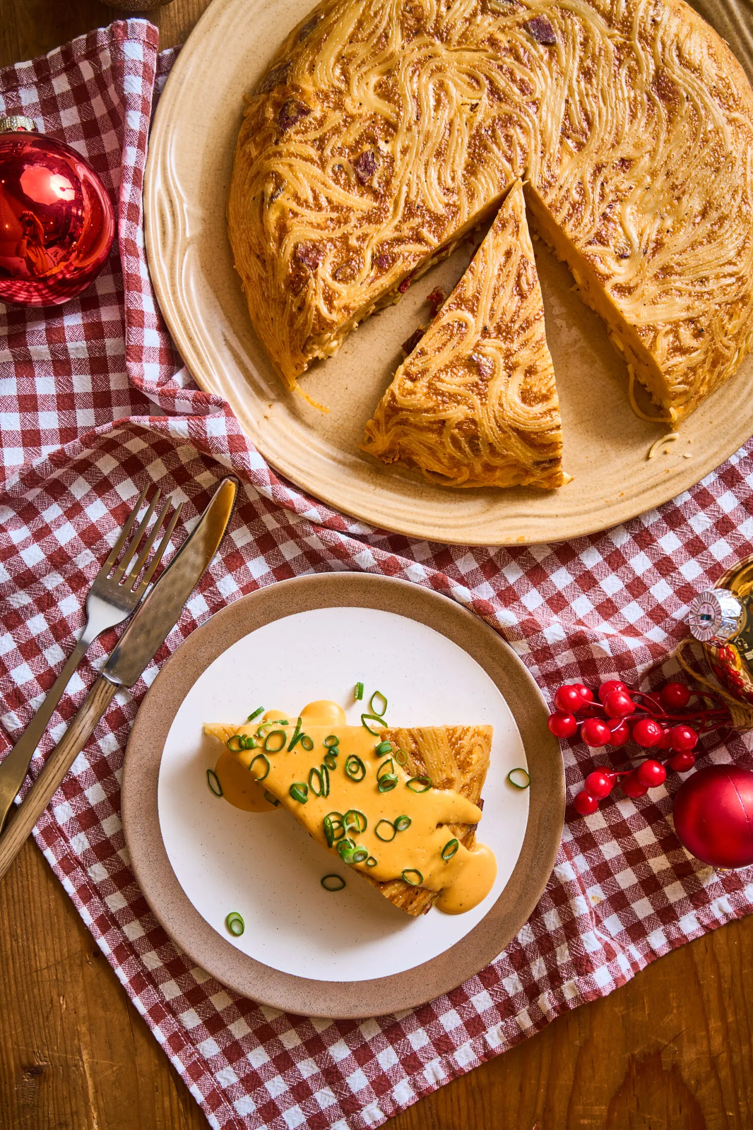 Kolbászos spagetti frittata sajtfondüvel leöntve