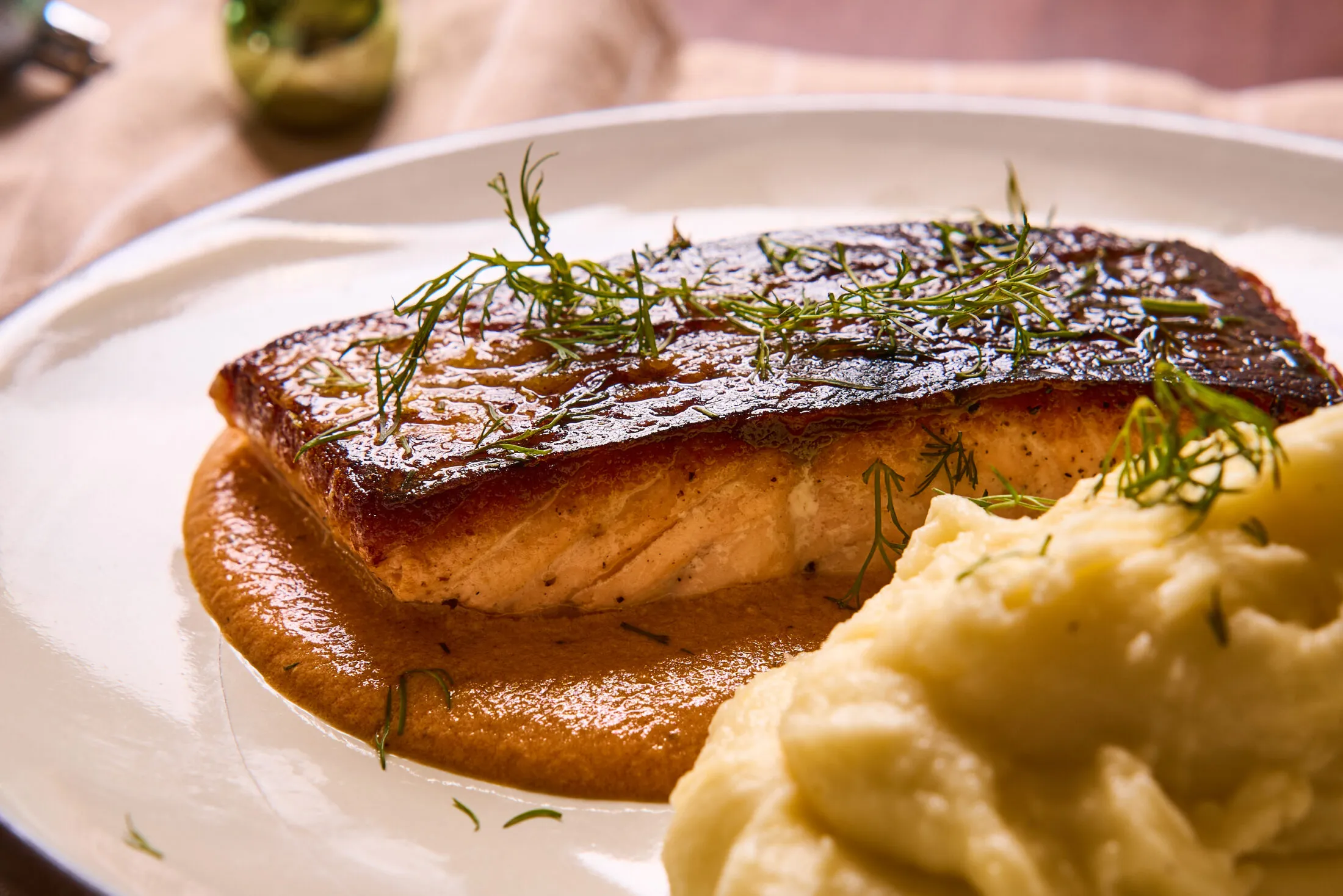 Lazacsteak paprikás mártással és krumplipürével, lazac steak recept, lazac steak serpenyőben, lazac steak mártás