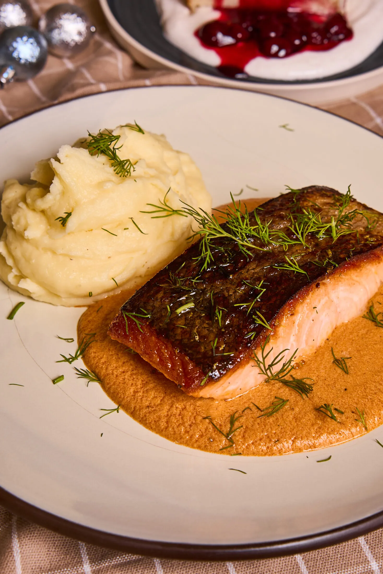 Lazacsteak paprikás mártással és krumplipürével, lazac steak recept, lazac steak serpenyőben, lazac steak mártás