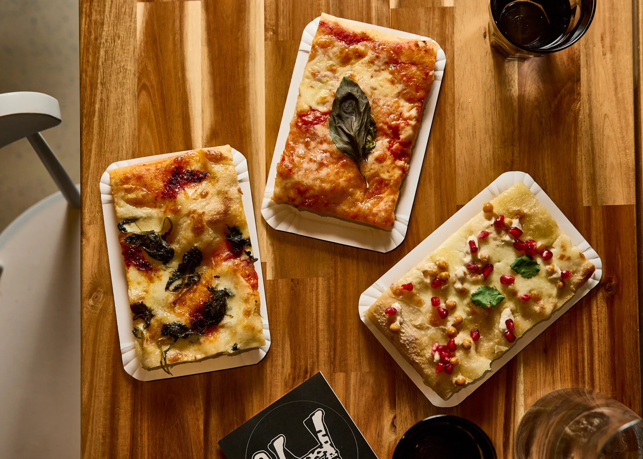 Háromféle szögletes pizzaszelet a Leopard nordic pizza studio kínálatából
