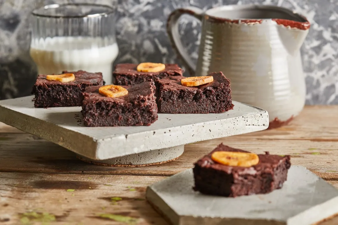 liszmentes banános mogyorókrémes brownie tálalása