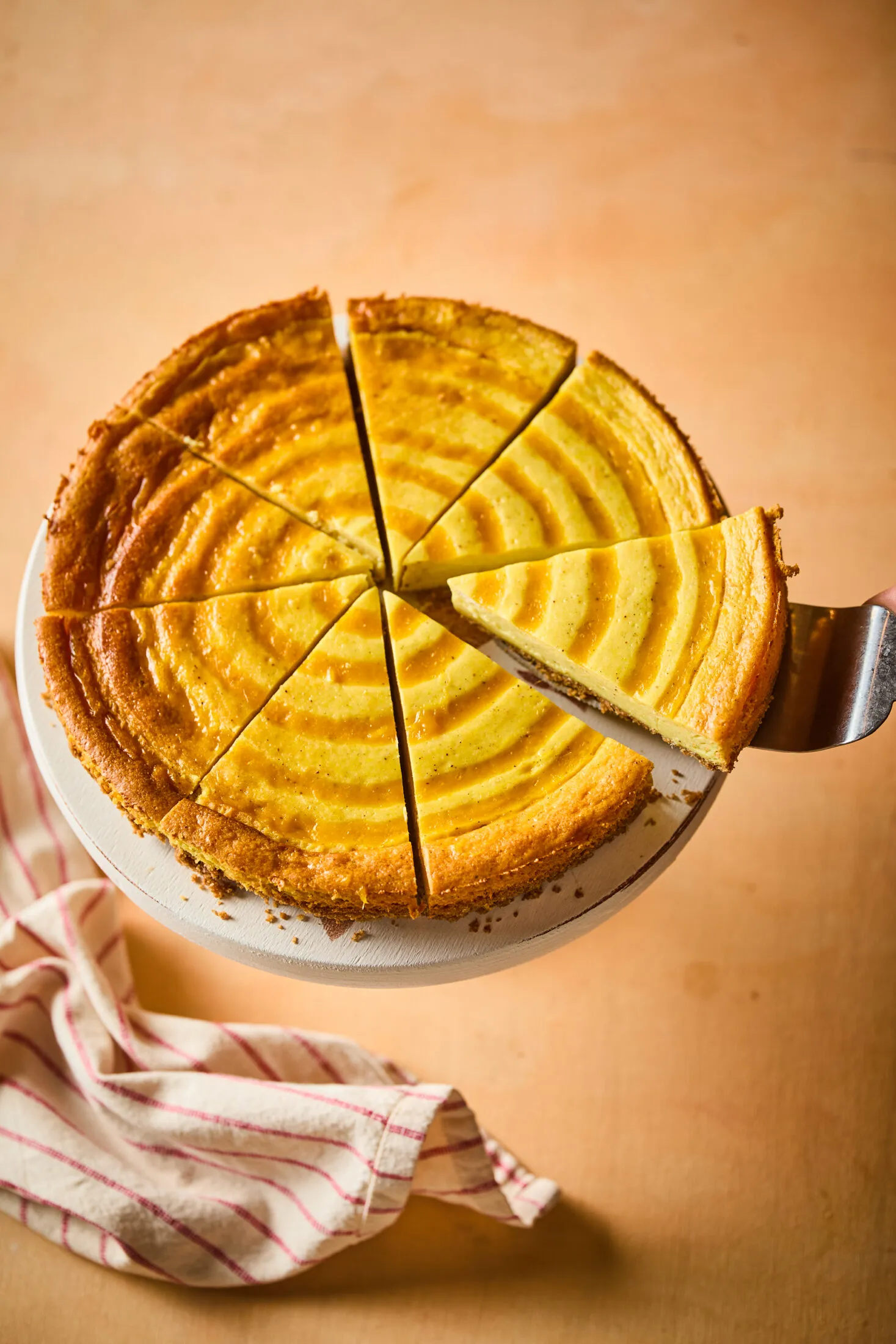 Mangós sajttorta felszeletelve