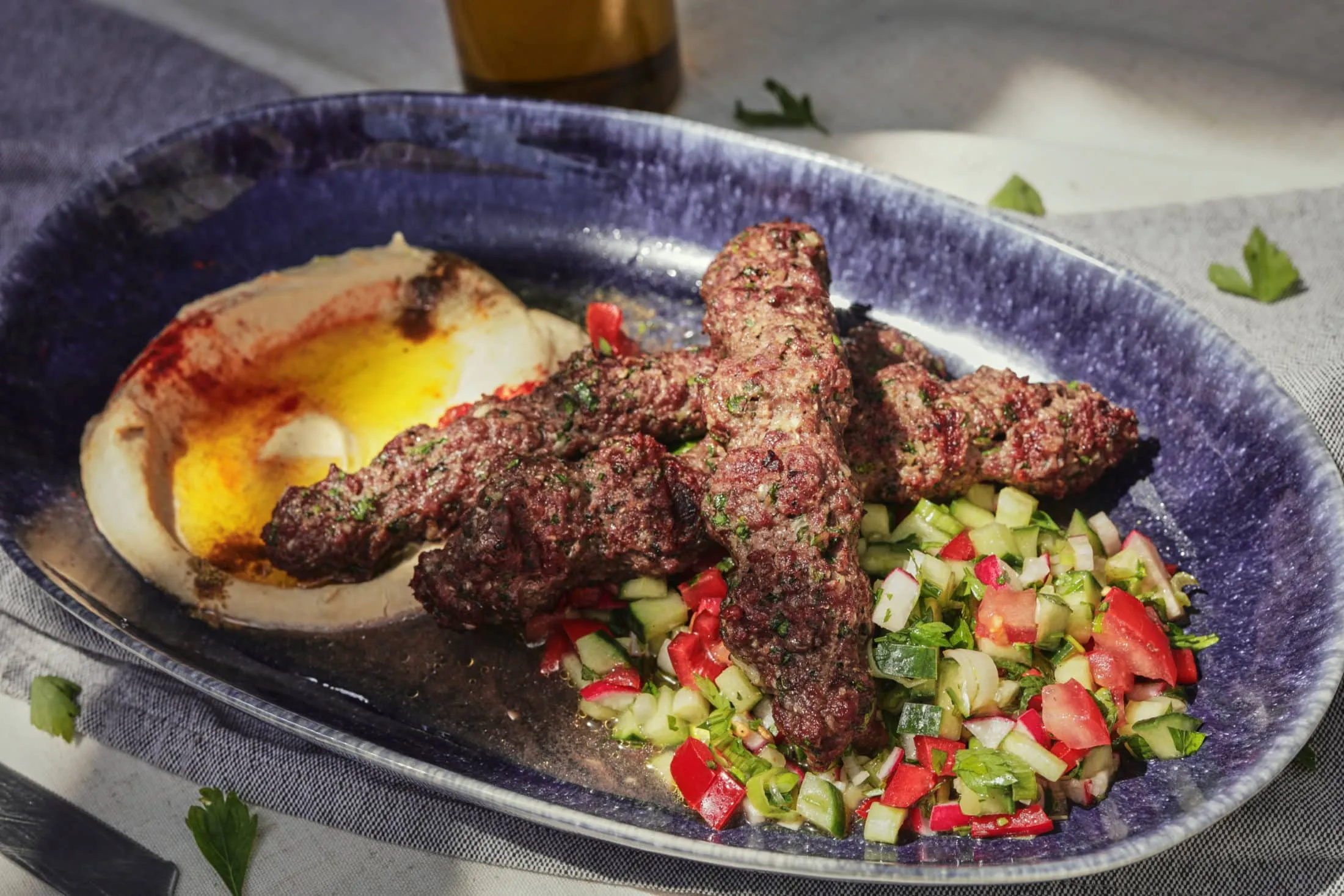 marhakofte-humusszal-es-salataval