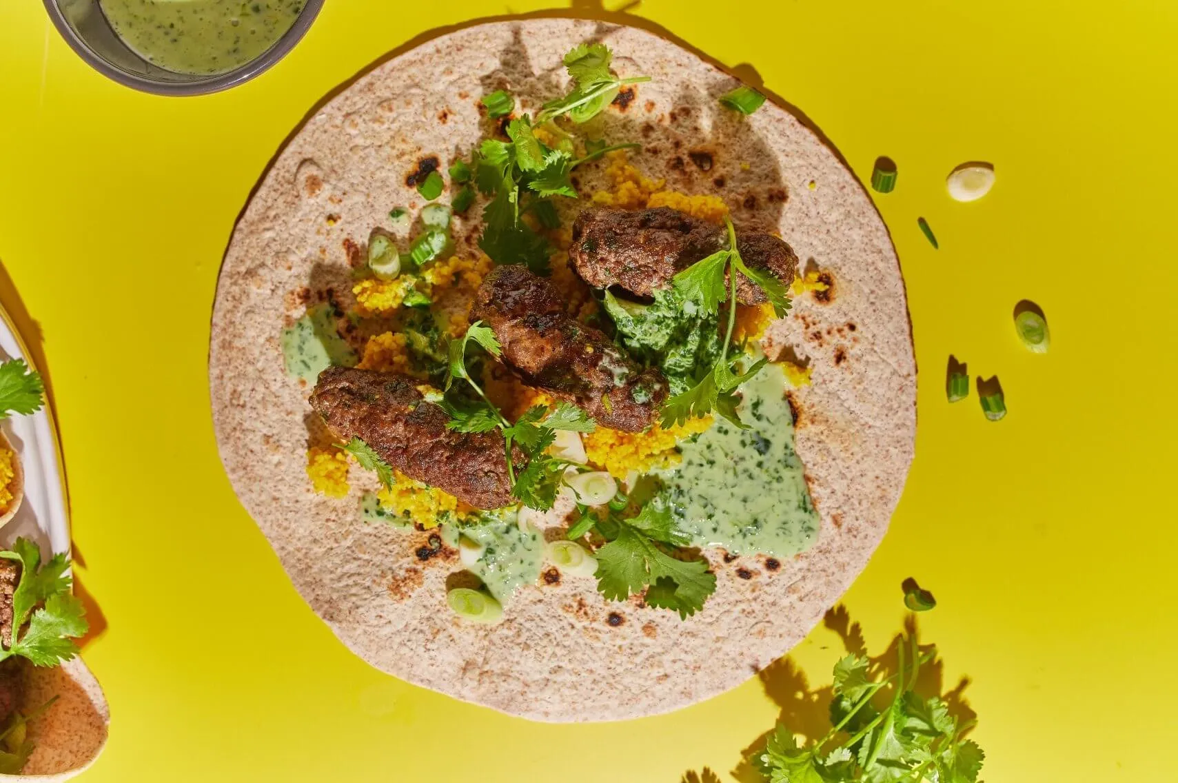 Marhaköfte-wrap korianderes joghurttal
