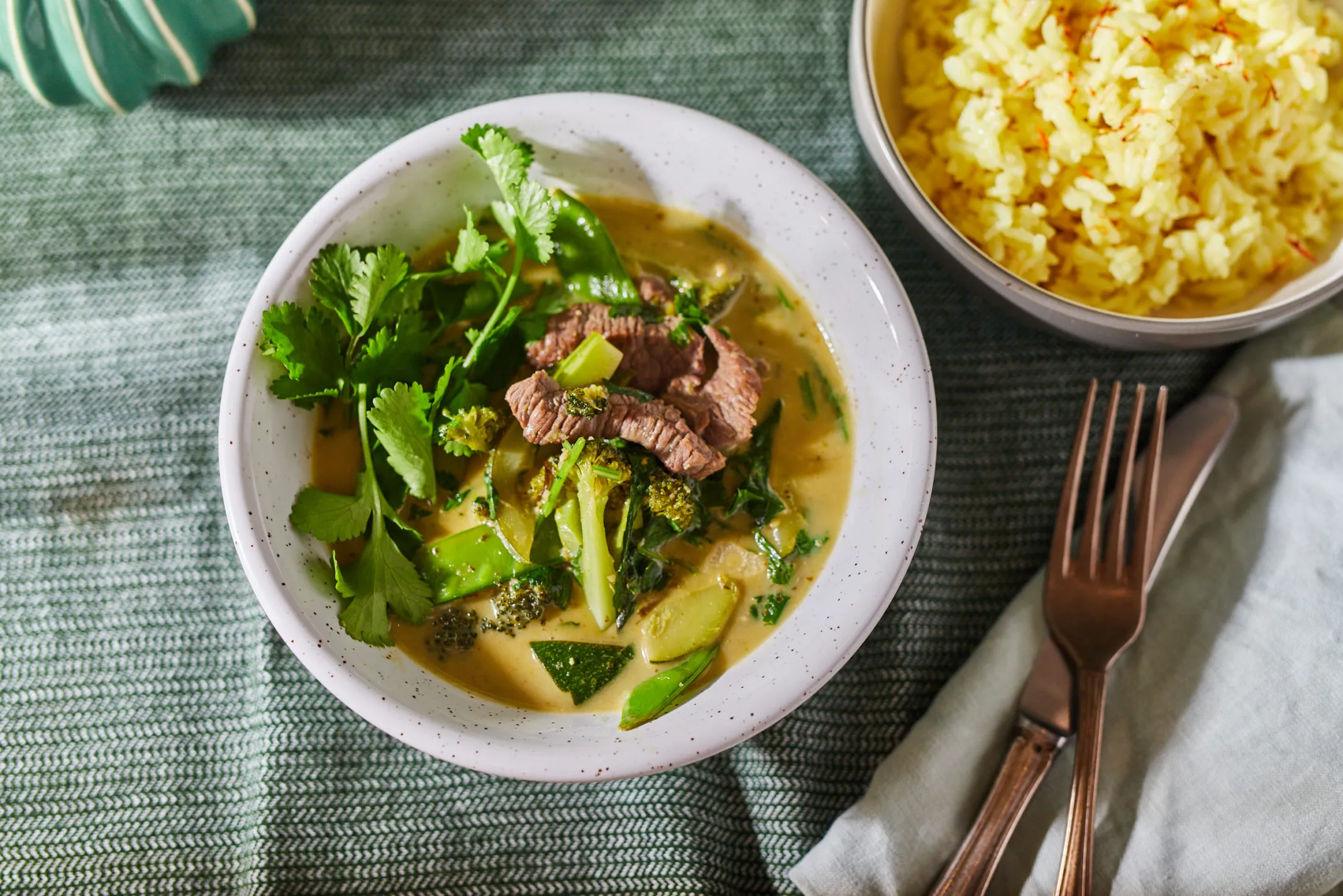 marhahúsos thai green curry sáfrányos szeklicés jázminrizzsel