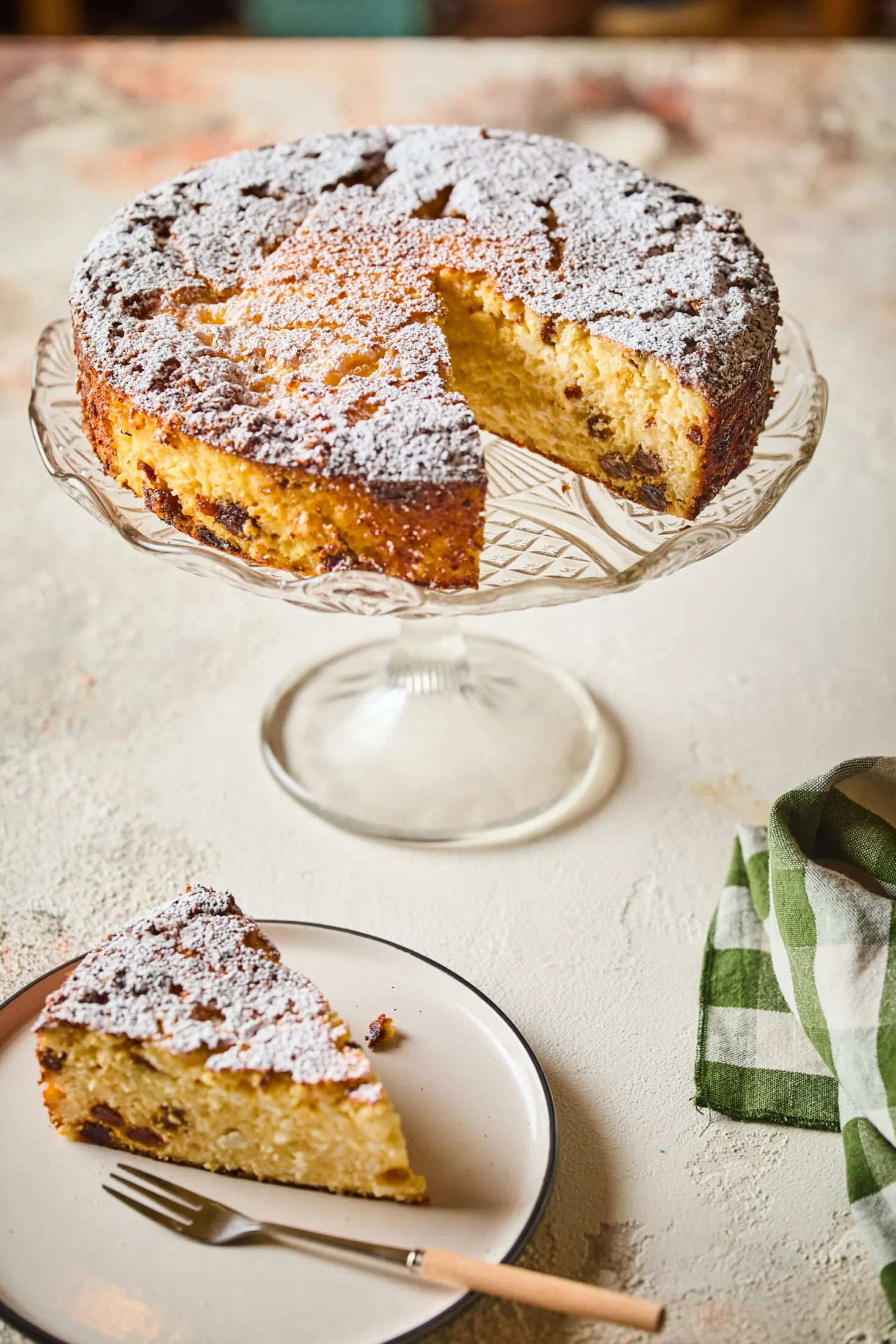 Mazsolás túrótorta tortaállványon