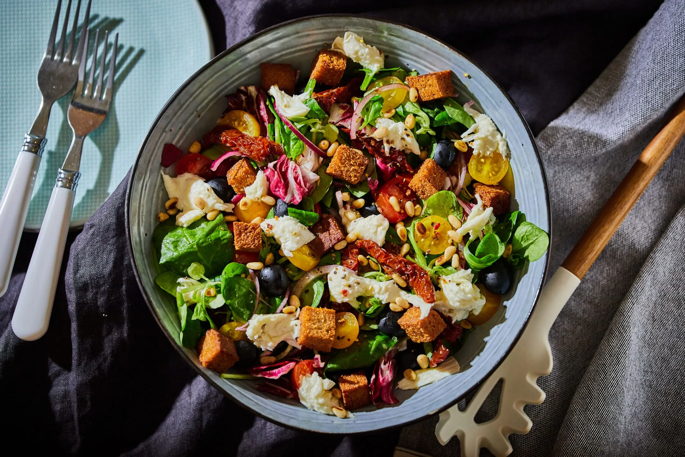mediterran-salata-krutonnal-mozzarella-burrata-4