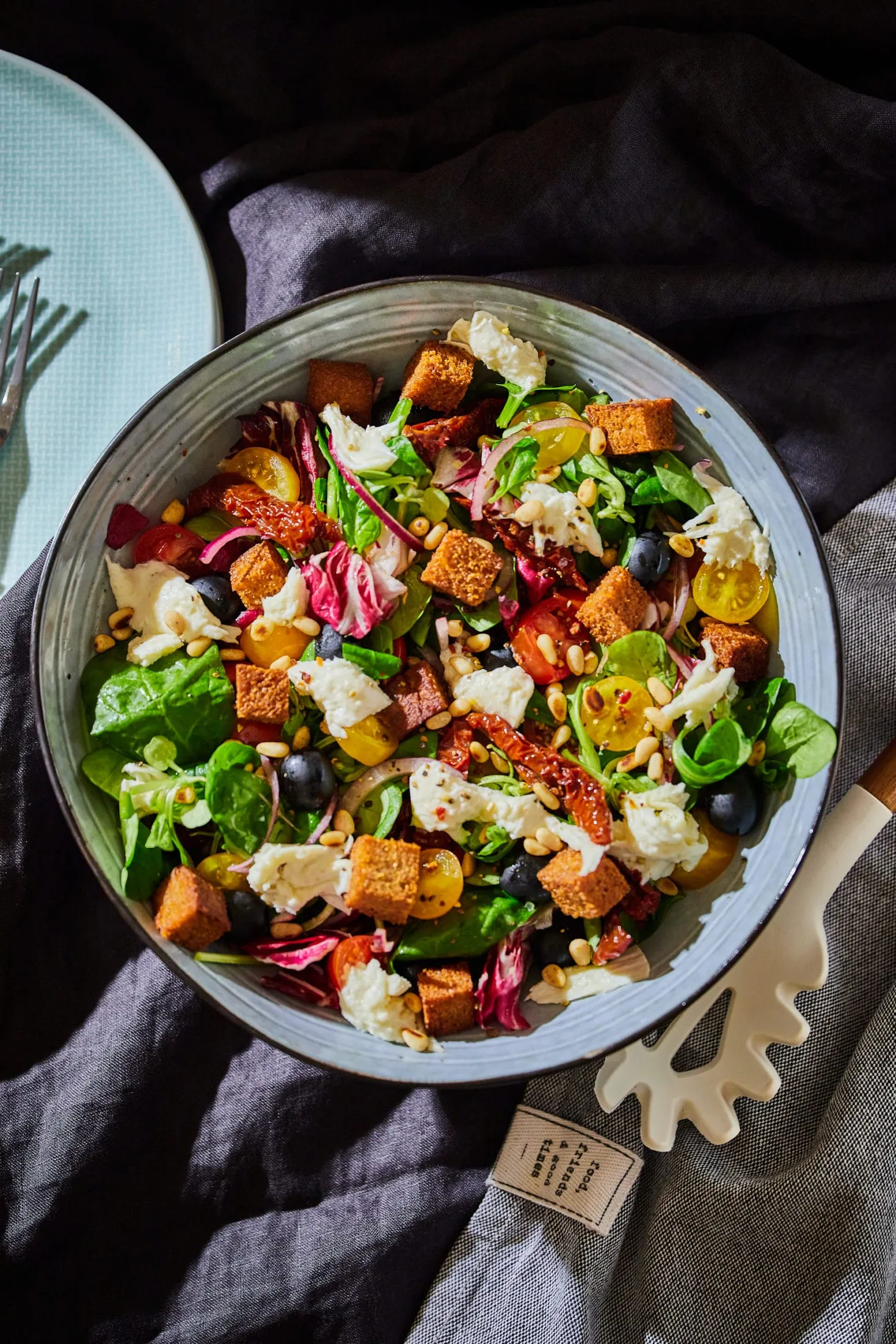 mediterran-salata-krutonnal-mozzarella-burrata-4