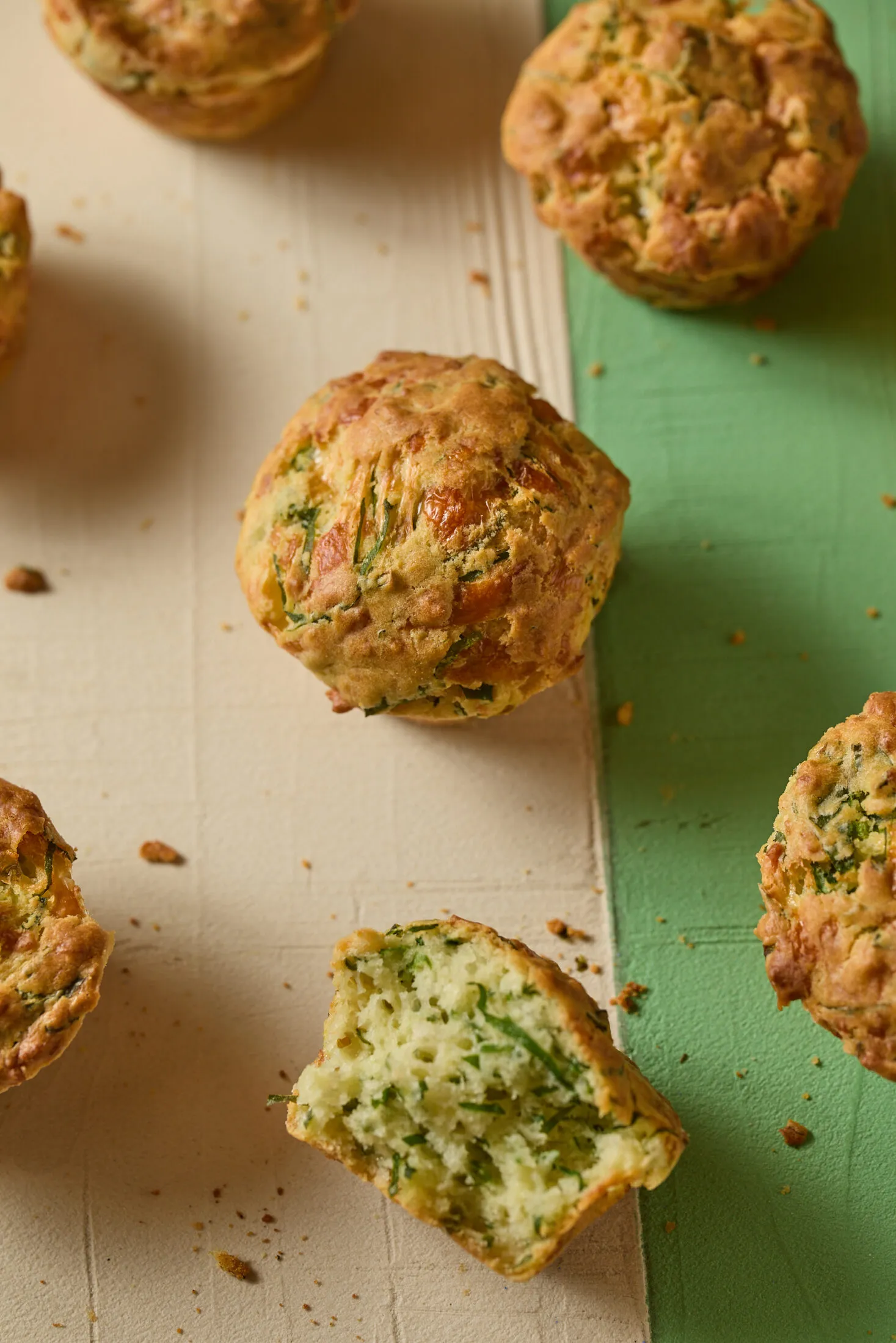 Medvehagymás sajtos muffin asztalon