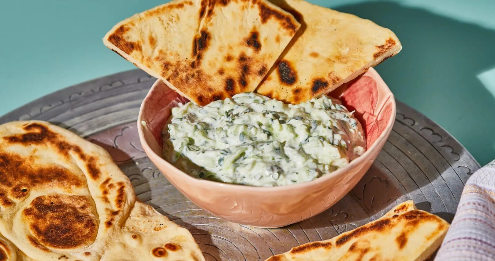 Medvehagymás tzatziki naan kenyérrel