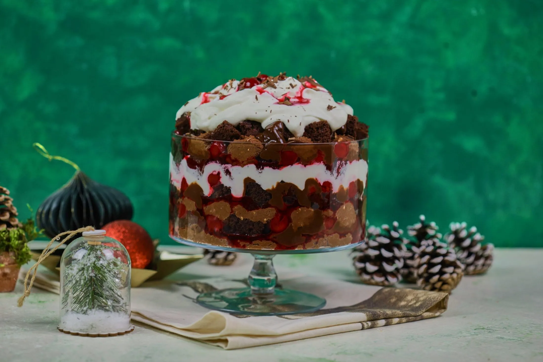 meggyes-csokis trifle