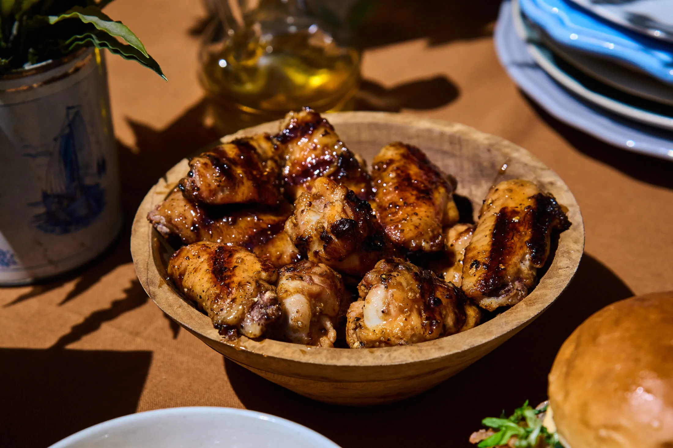 Mézes-mustáros grillezett csirkeszárny (Fotó: Street Kitchen)