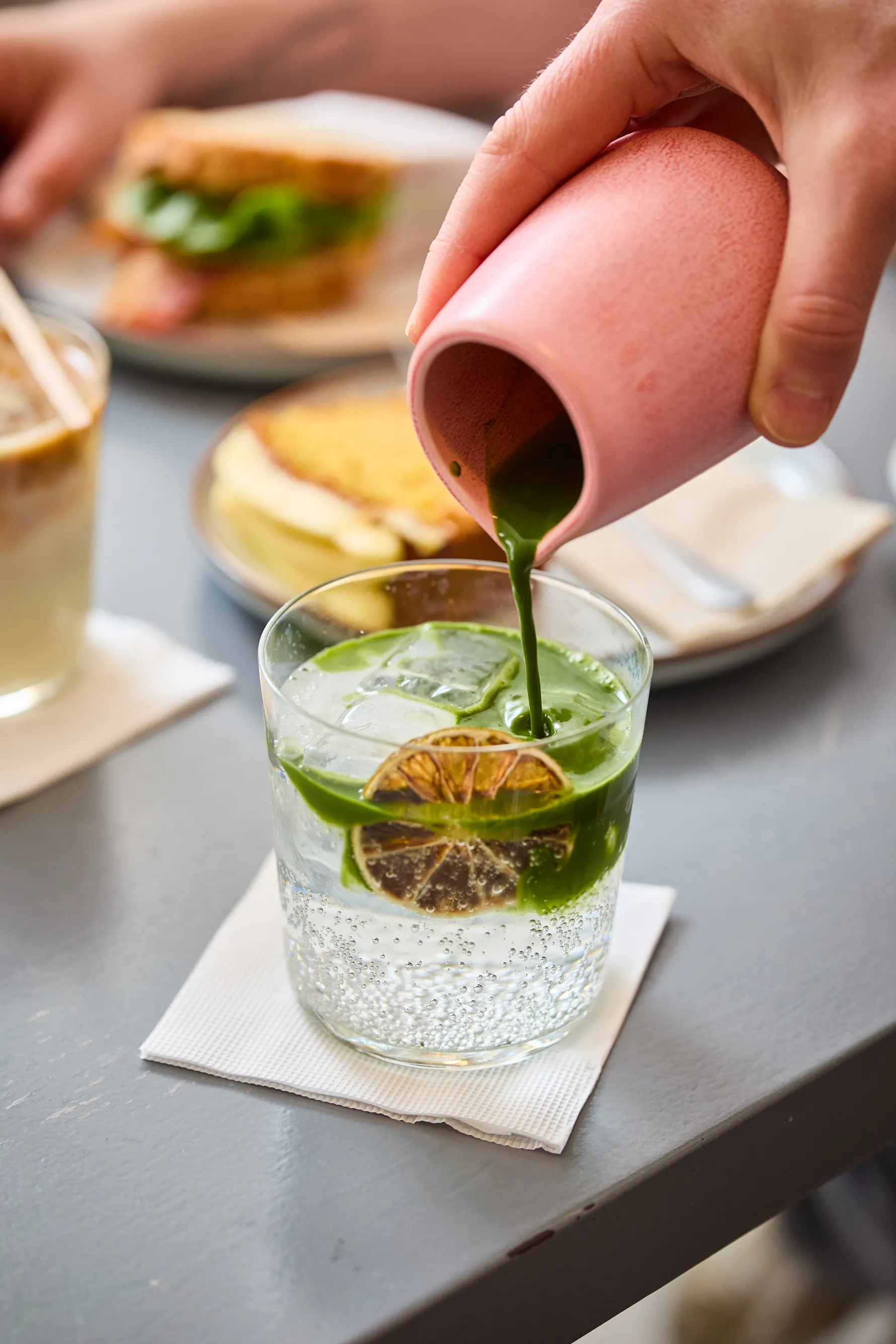 Matcha tonic készül a Nanu coffee and stuffban