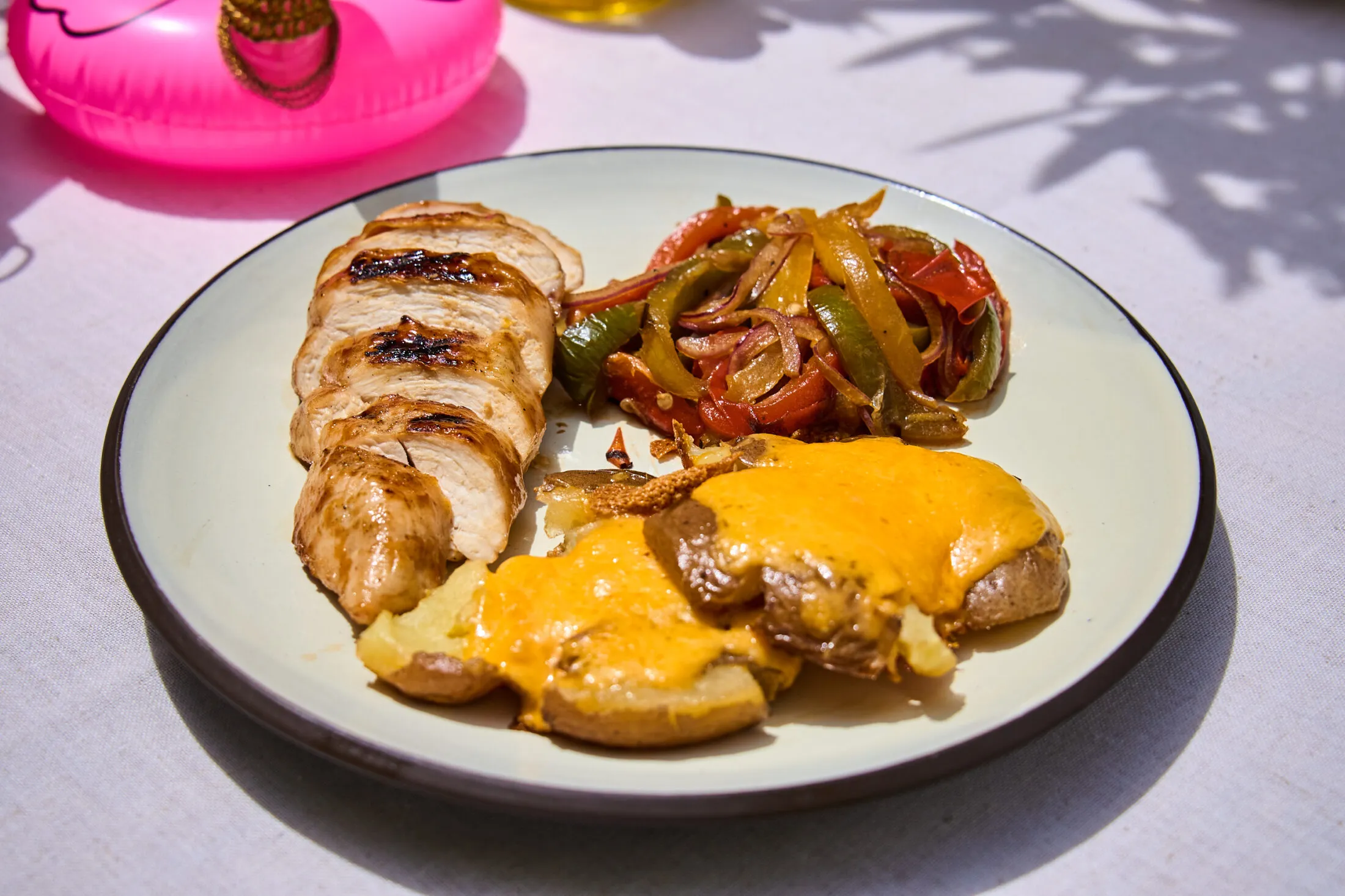 Narancsos csirke égetettpaprika-salátával (Fotó: Street Kitchen)