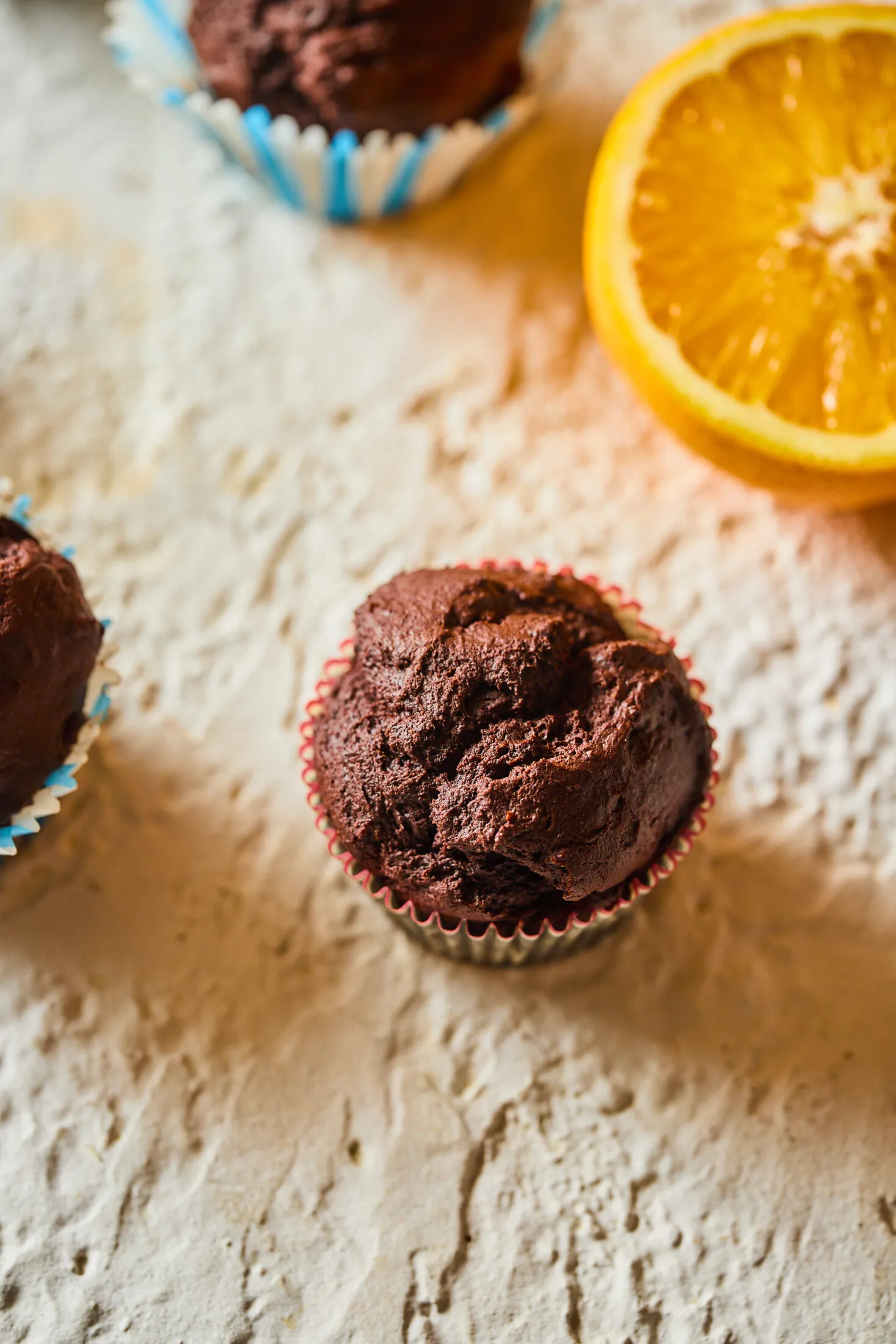 Narancsos csokis muffin asztalon