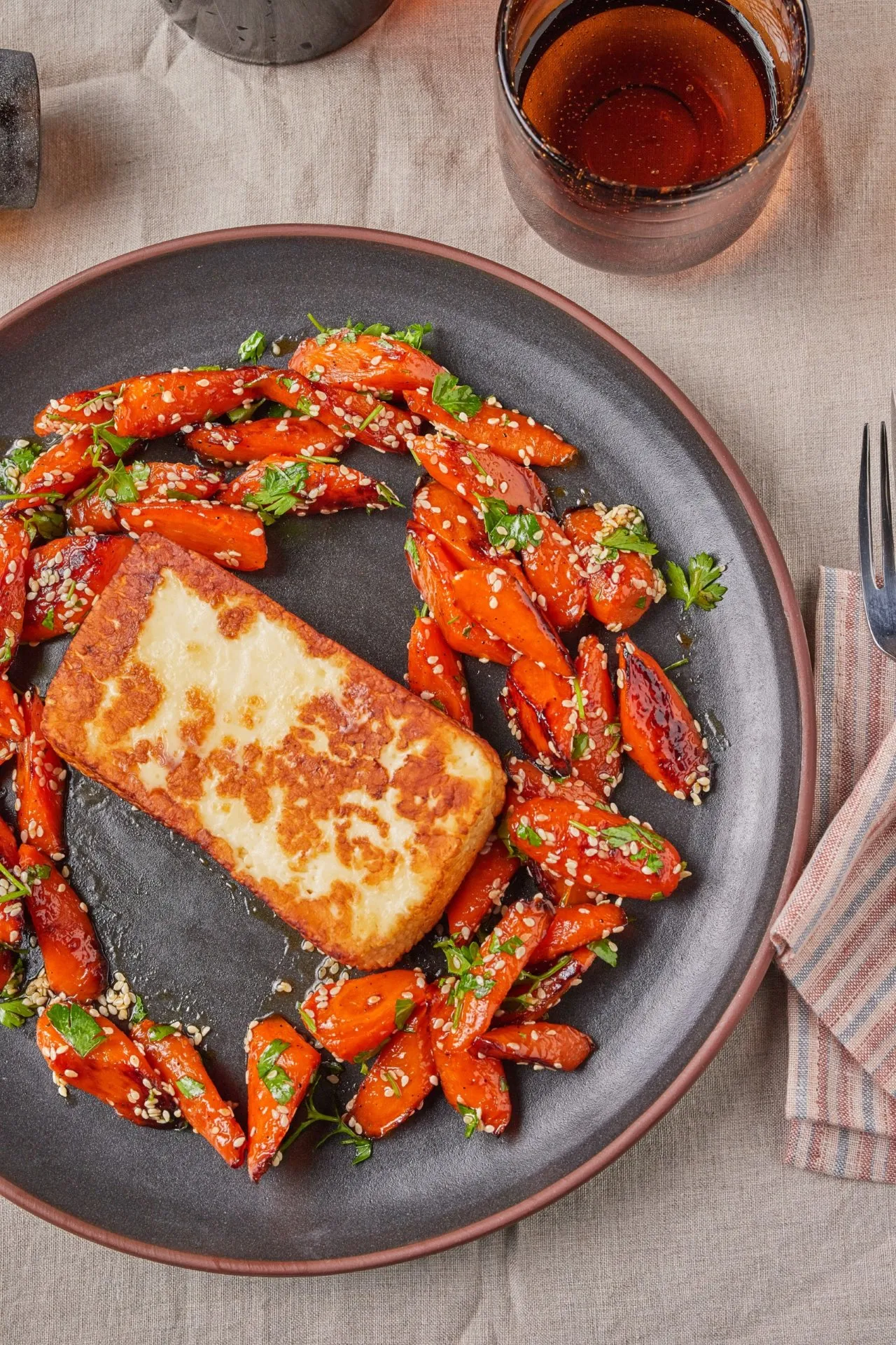Szezámmagos-narancsos répa grillsajttal