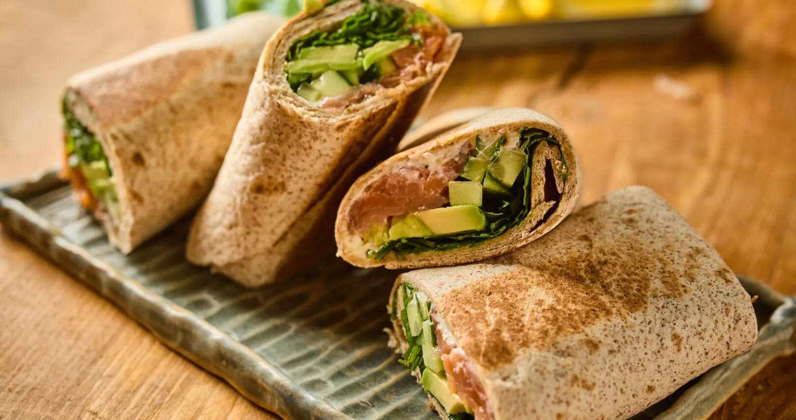 Nyári lazacos wrap krémsajtos-kapros töltelékkel