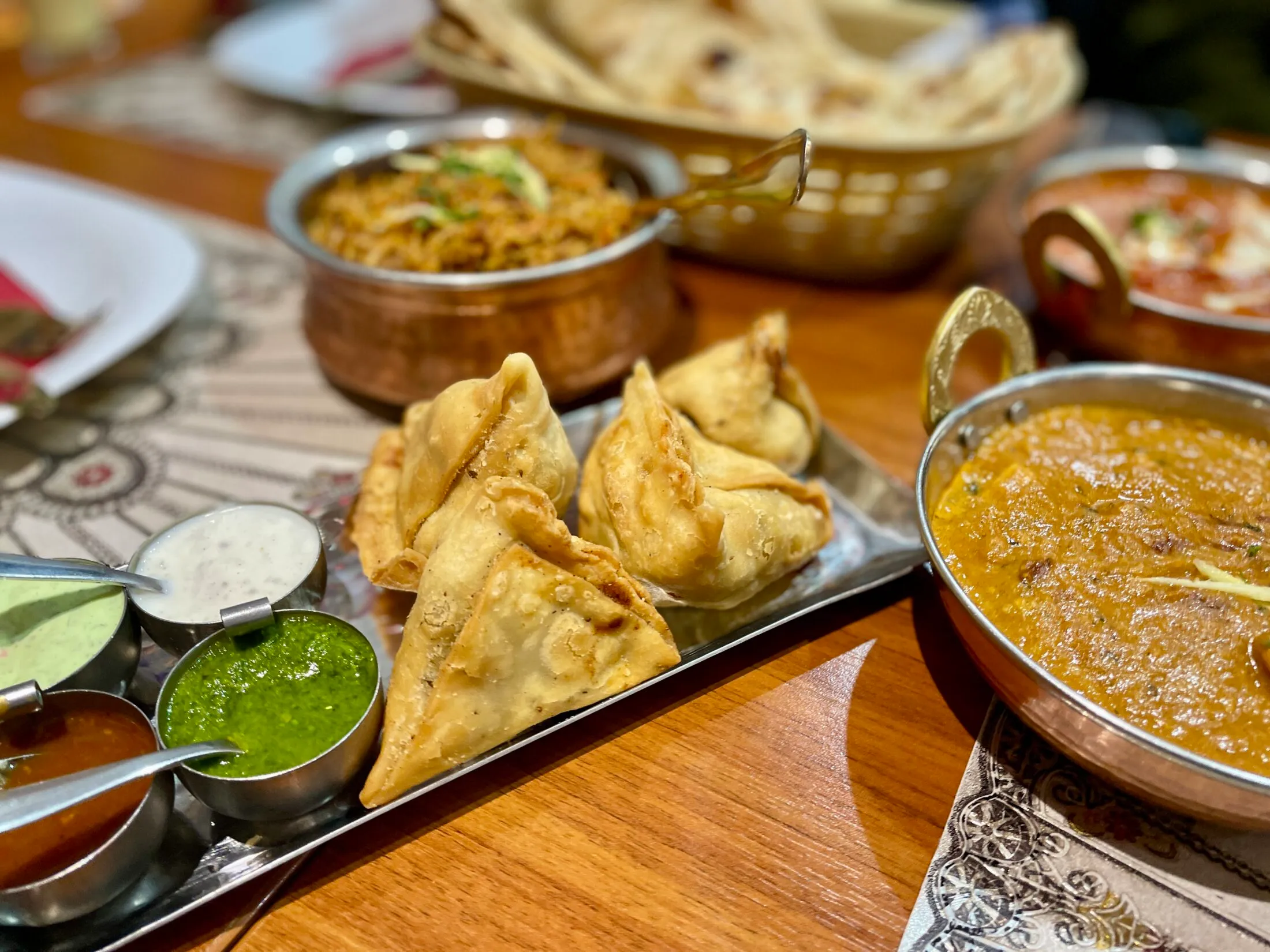 Madras curry és zöldséges samosa