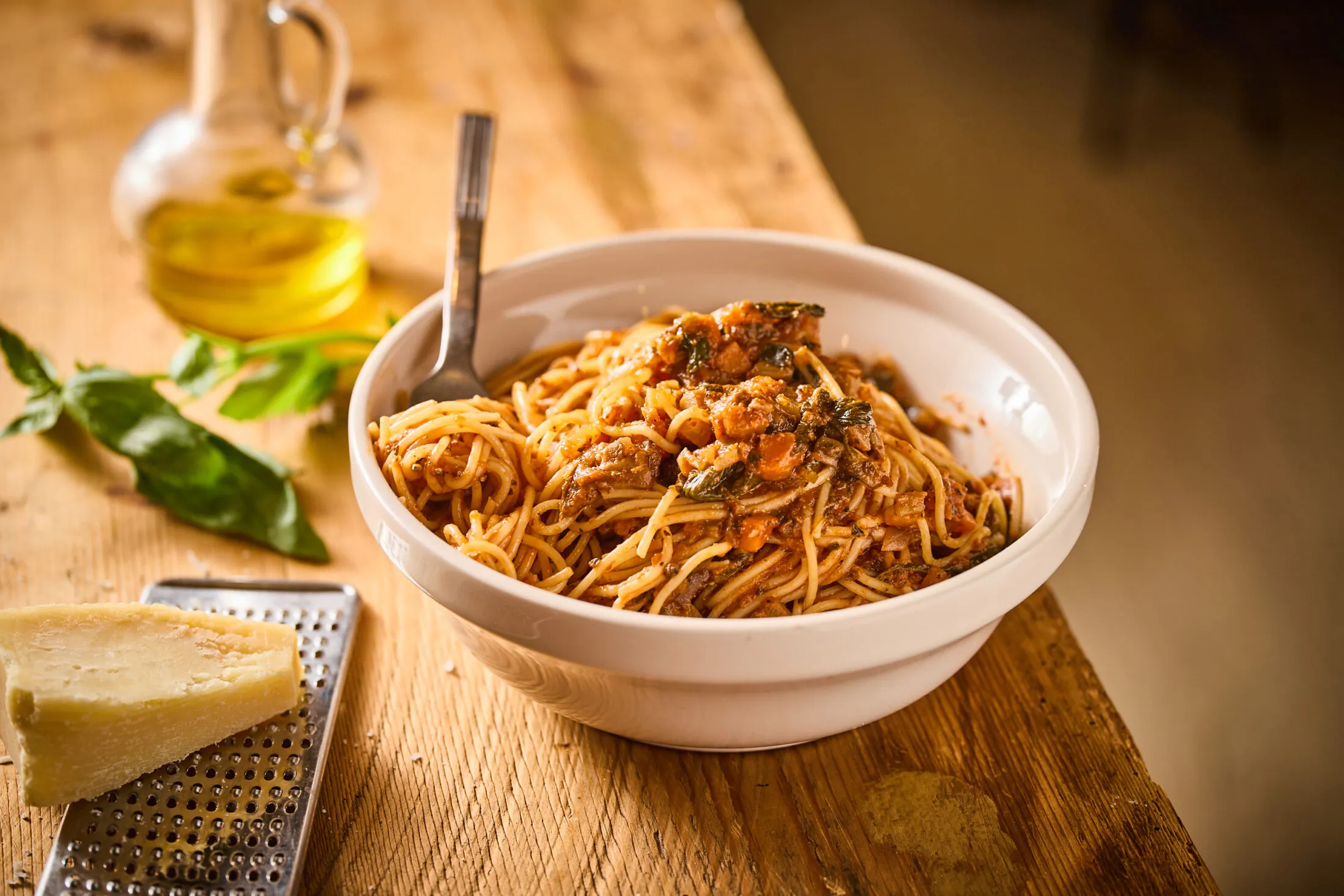 Paradicsomos zöldséges spagetti reszelt parmezánnal