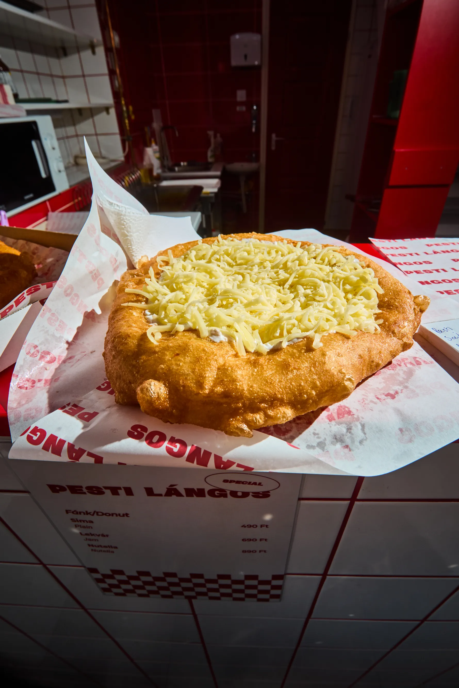 Sajtos-tejfölös a Pesti Lángos étlapjáról