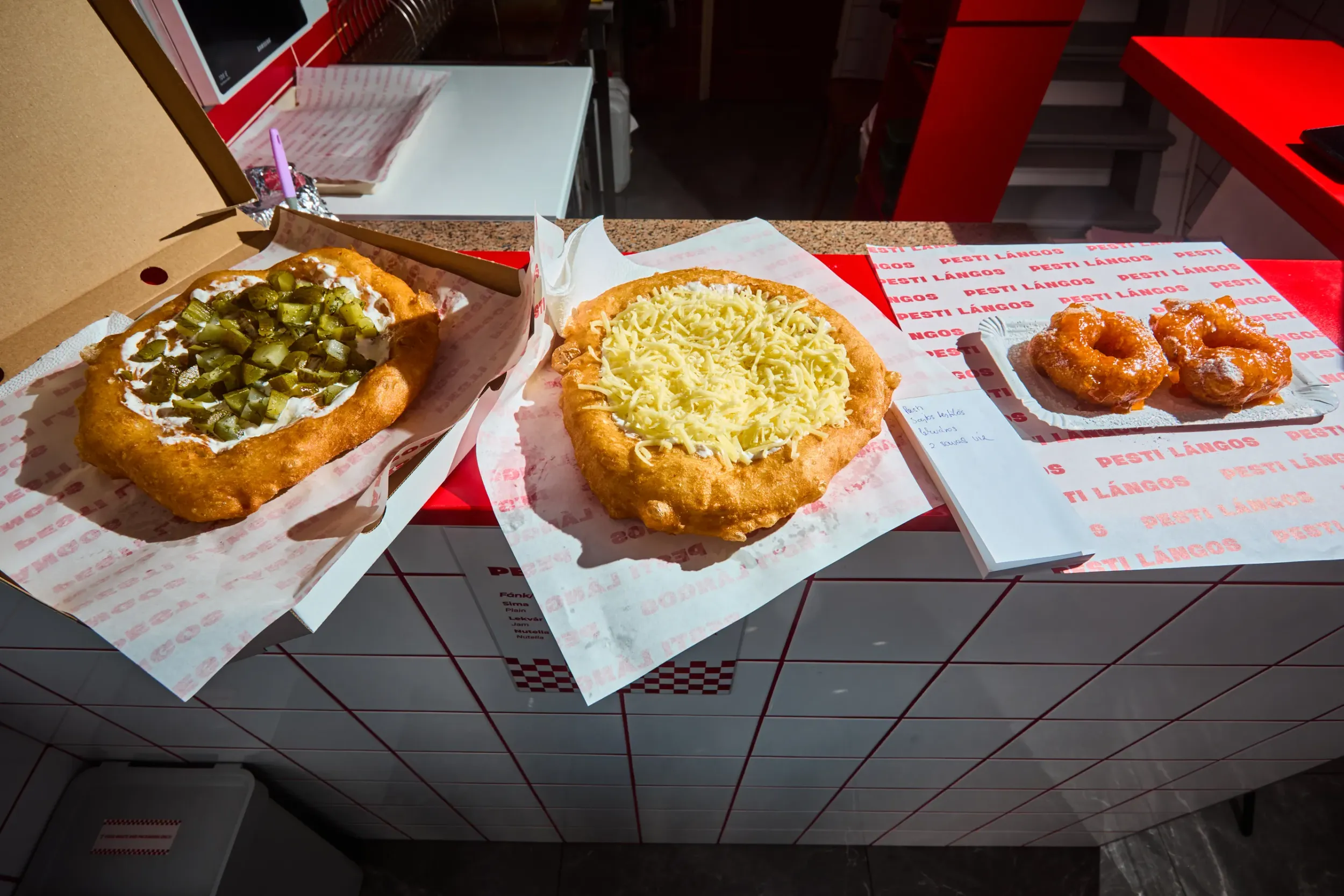 Kétféle lángos és fánk a Pesti Lángos kínálatában