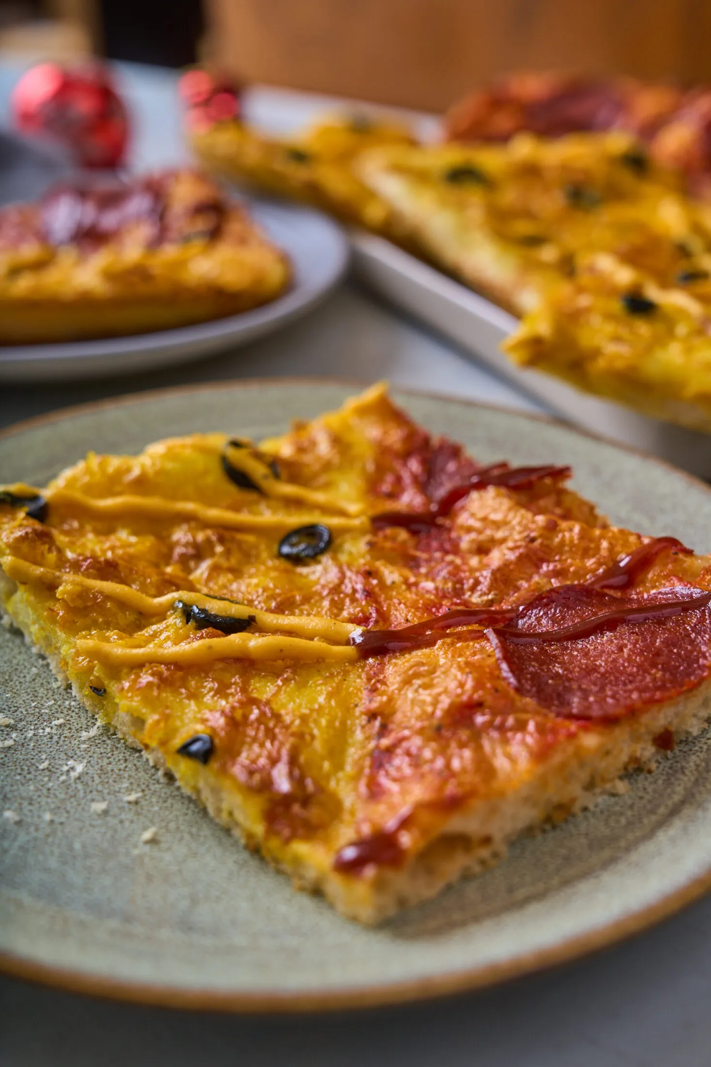 Piros-sárga tepsis pizza tányéron