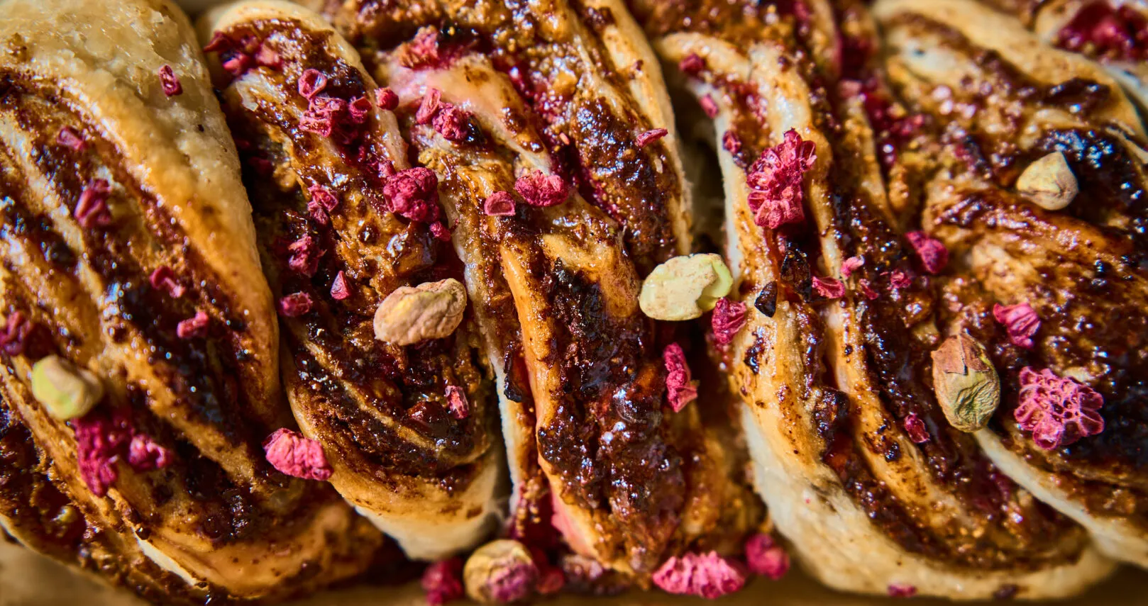 pisztacias-epres-babka-2-1-1618x855