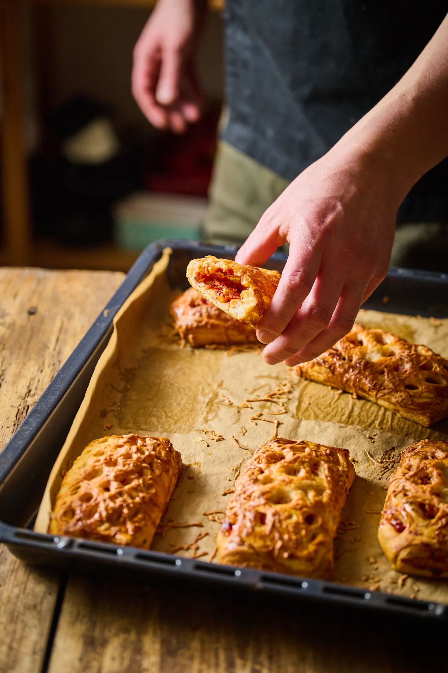 Pizzás táska leveles tésztából tepsiben