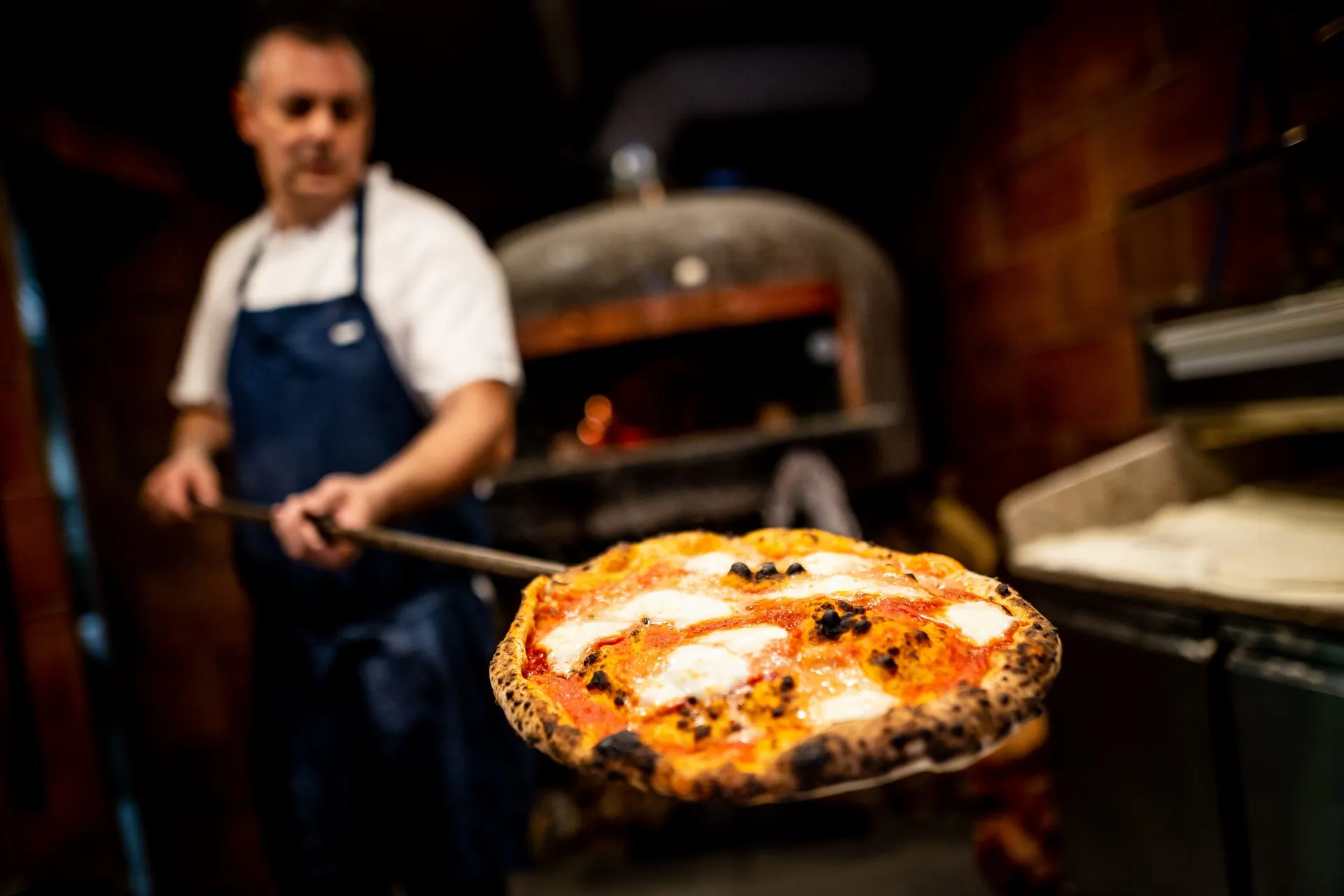 Friss pizza a kemencéből
