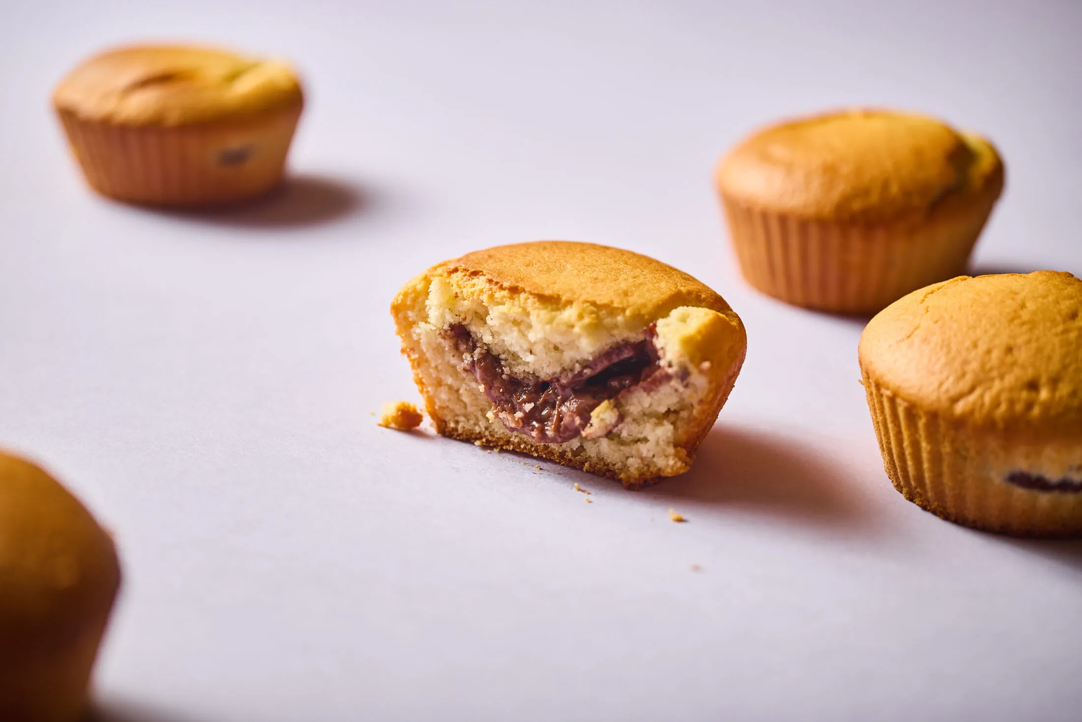 Pudinggal töltött muffin asztalon