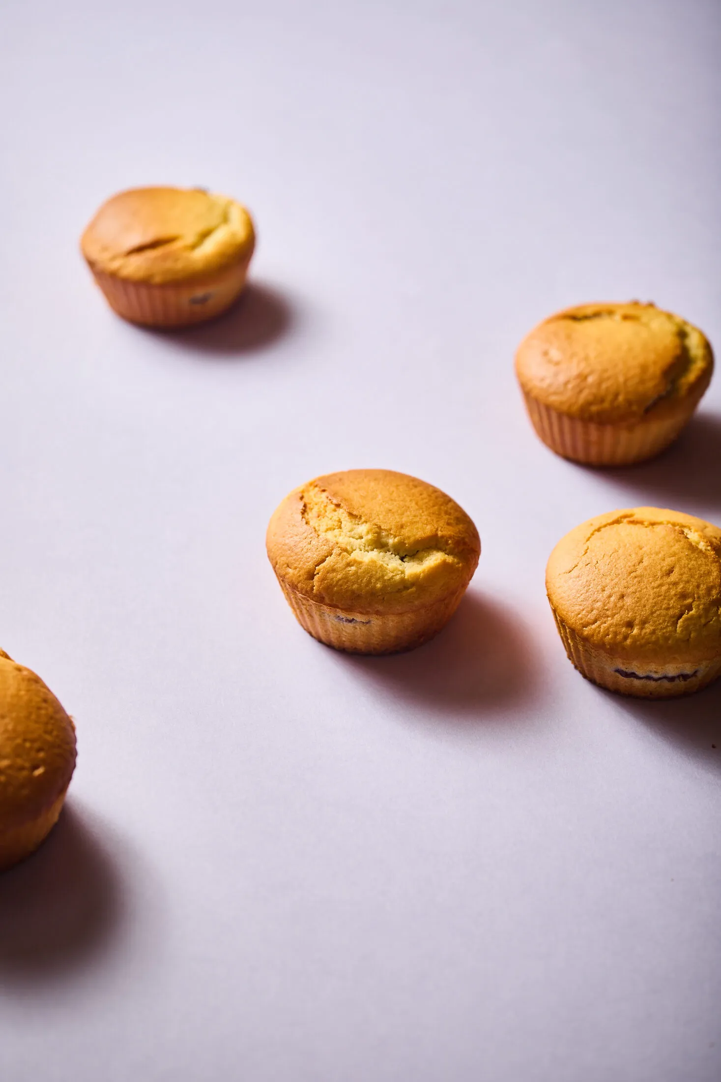 Pudinggal töltött muffin asztalon