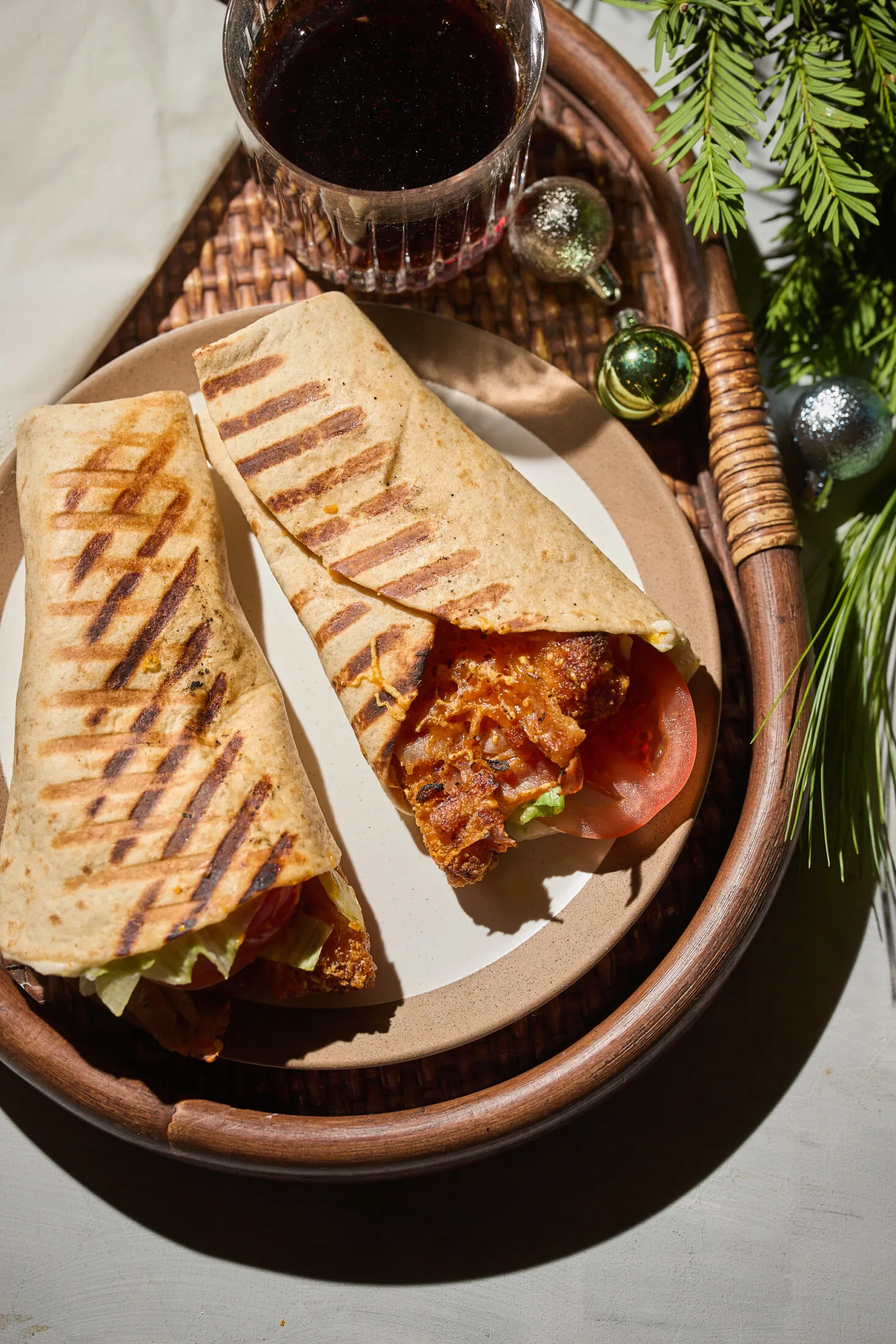 Pulykás BLT wrap tányéron