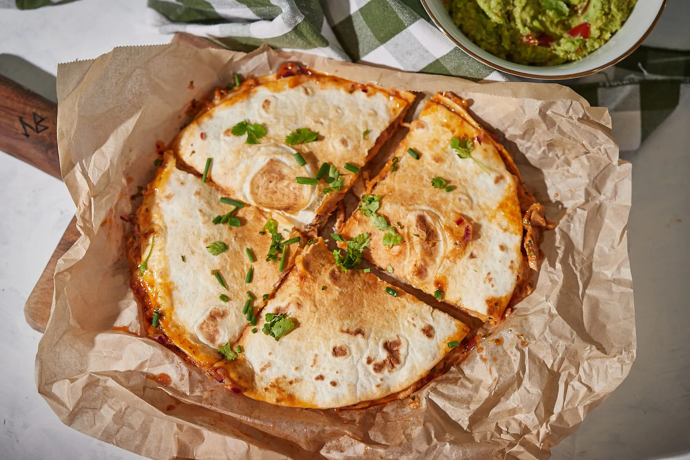 BBQ quesadilla avokádós mártogatóssal