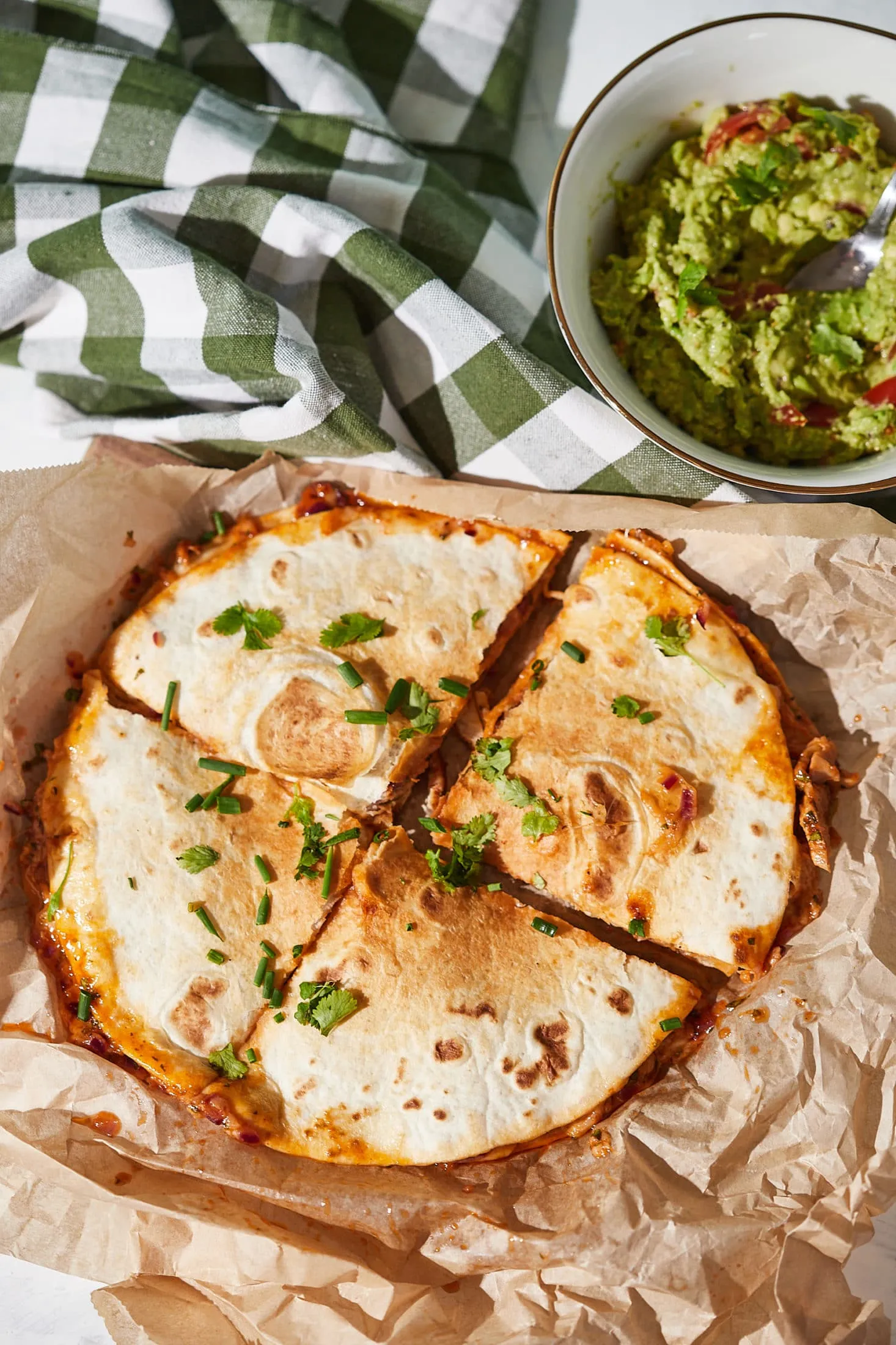 BBQ quesadilla avokádós mártogatóssal