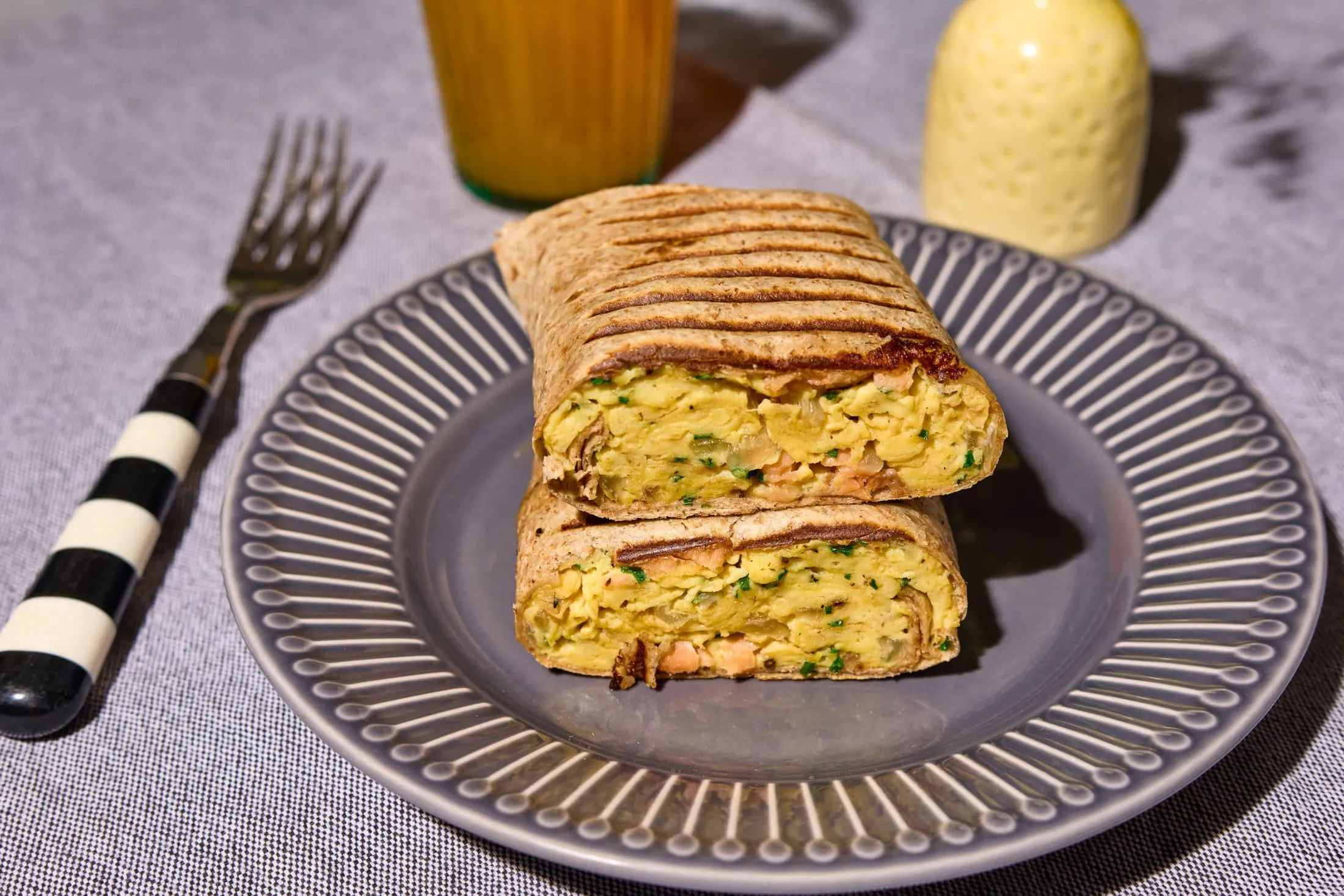 Rántottás-füstölt lazacos grillezett wrap