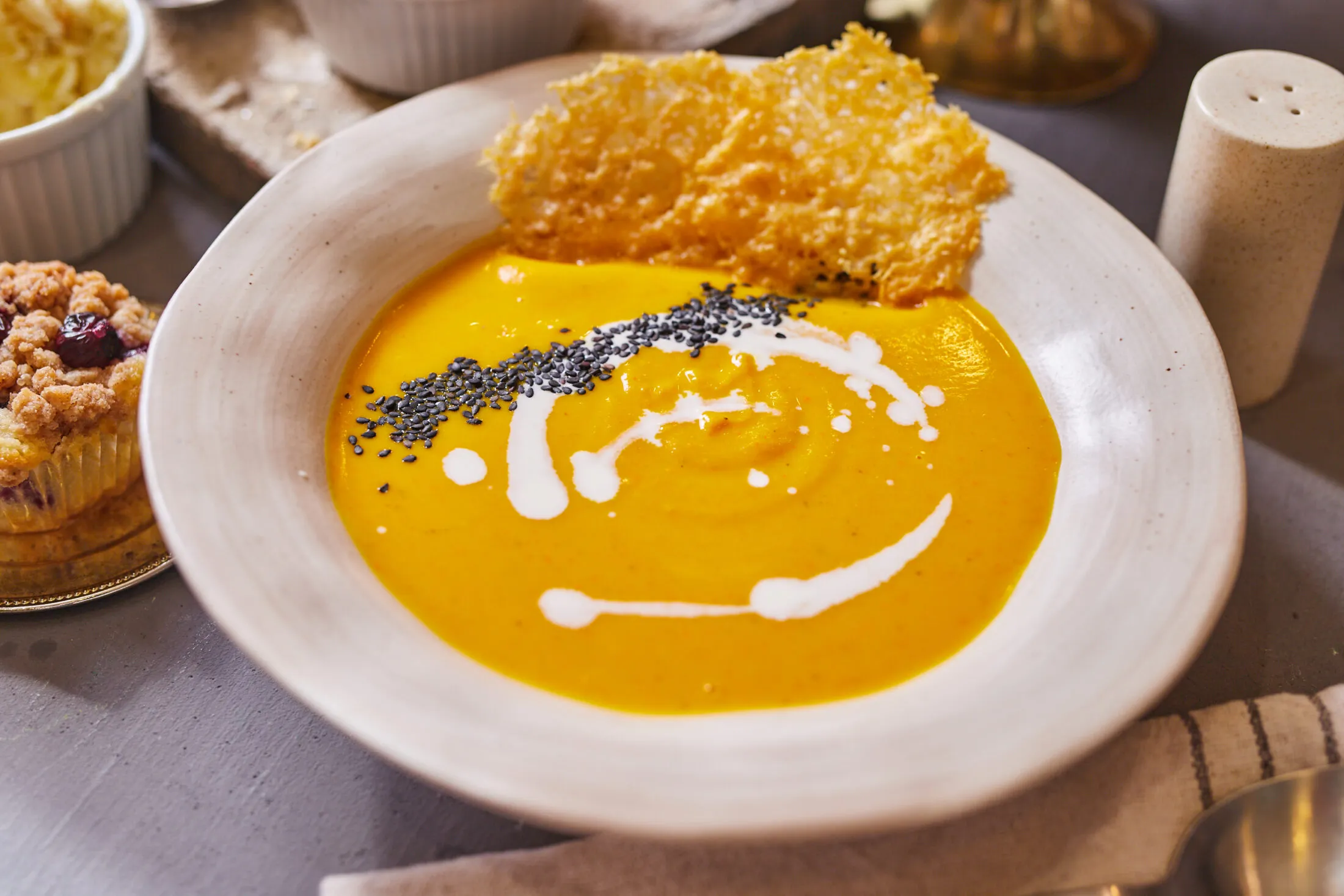 repas-sutotokkremleves-parmezanchipsszel (1)