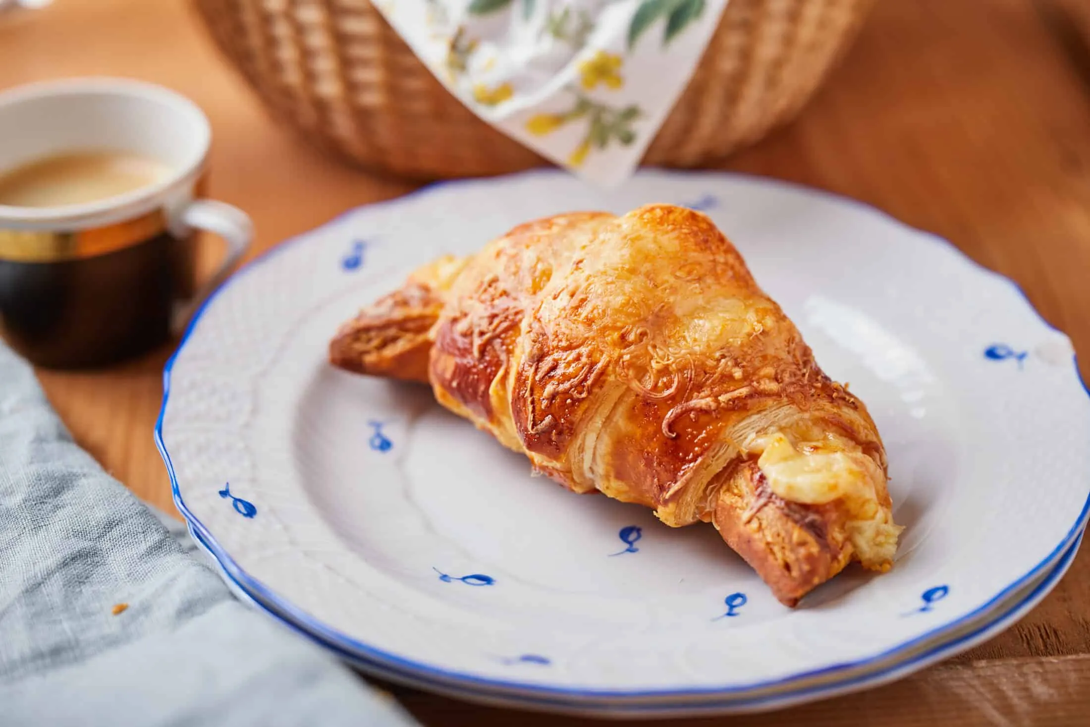 sajtos-sonkas-croissant-1