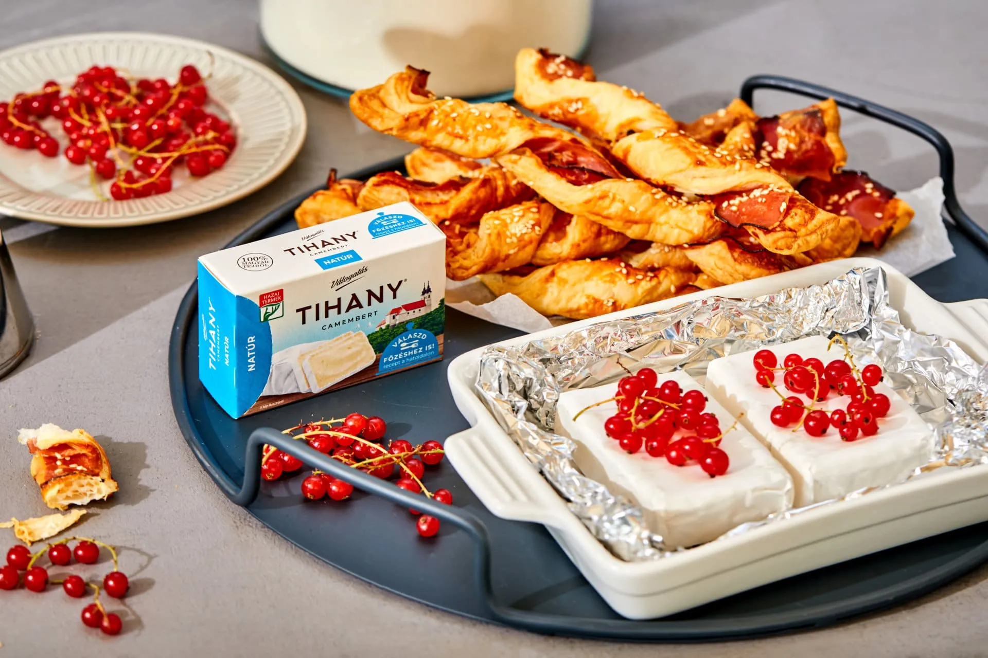 Ribizlis sült camembert kakukkfüves-pármai sonkás twisttel