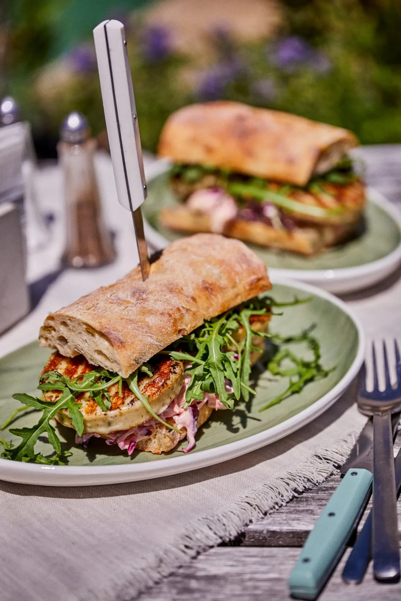 Grillsajtos szendvics almás coleslaw salátával