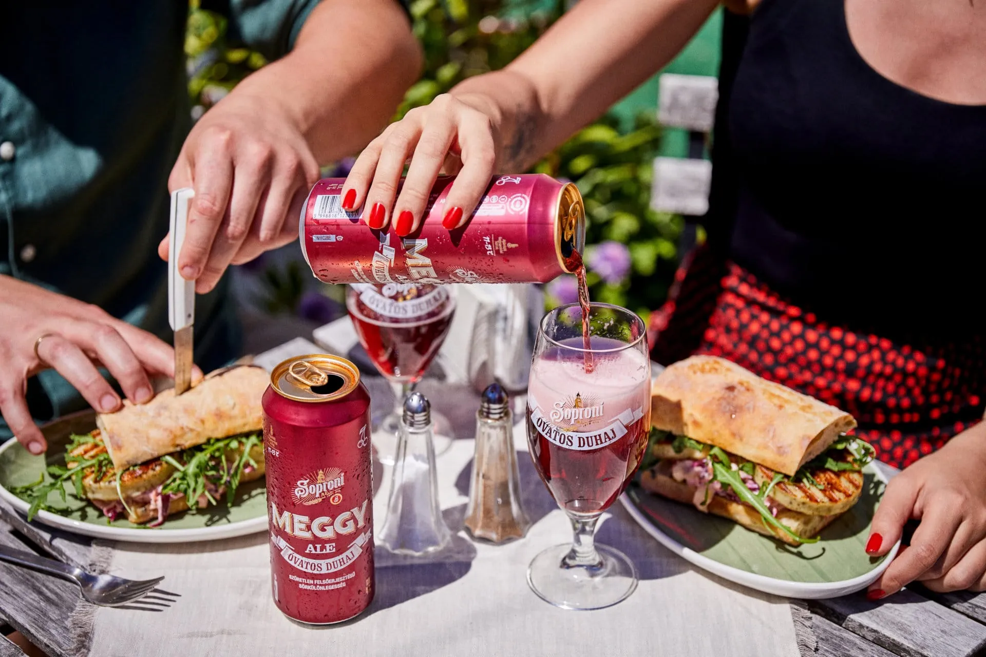 Grillsajtos szendvics almás coleslaw salátával
