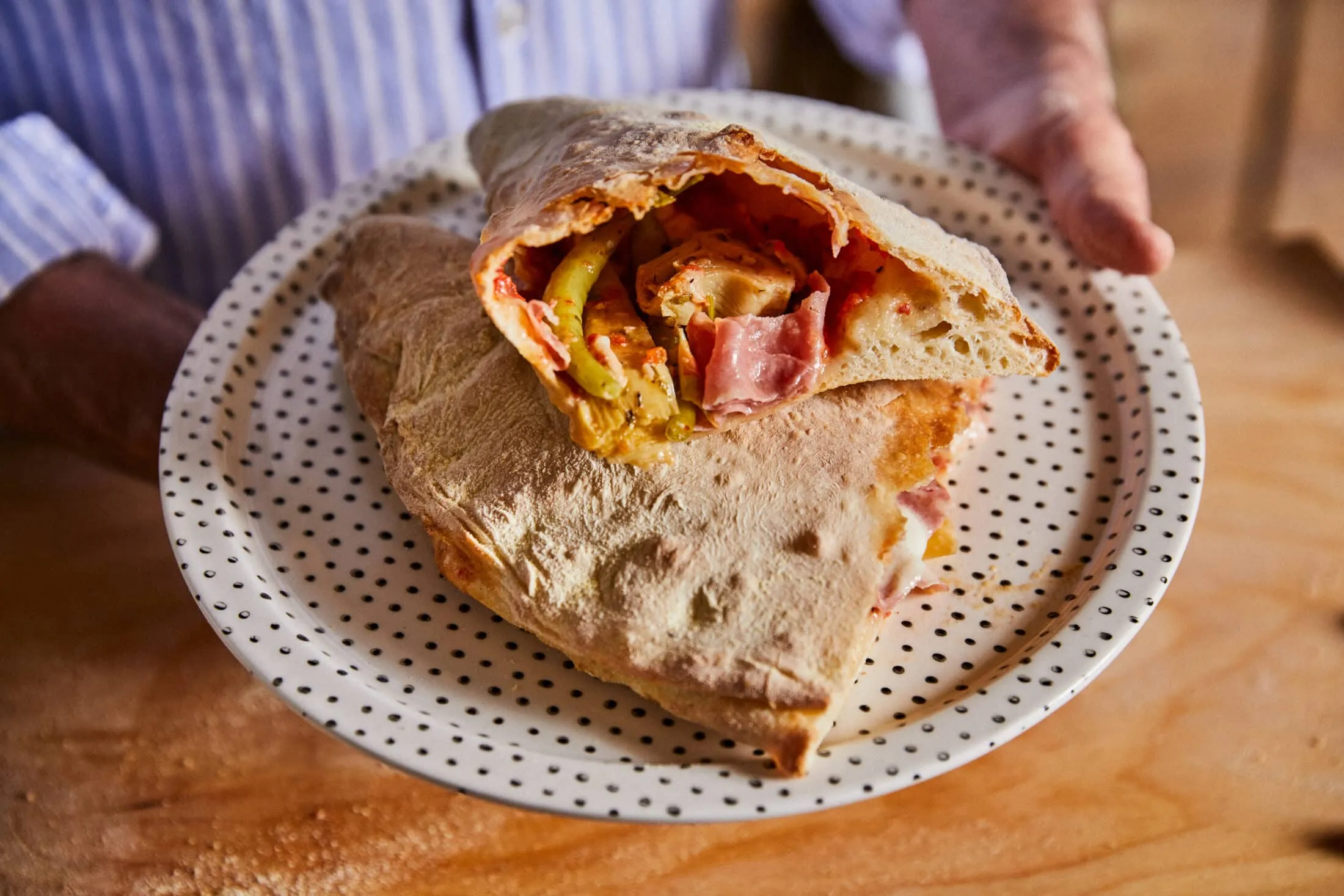 mortadellás-pepperonis-articsókás-calzone